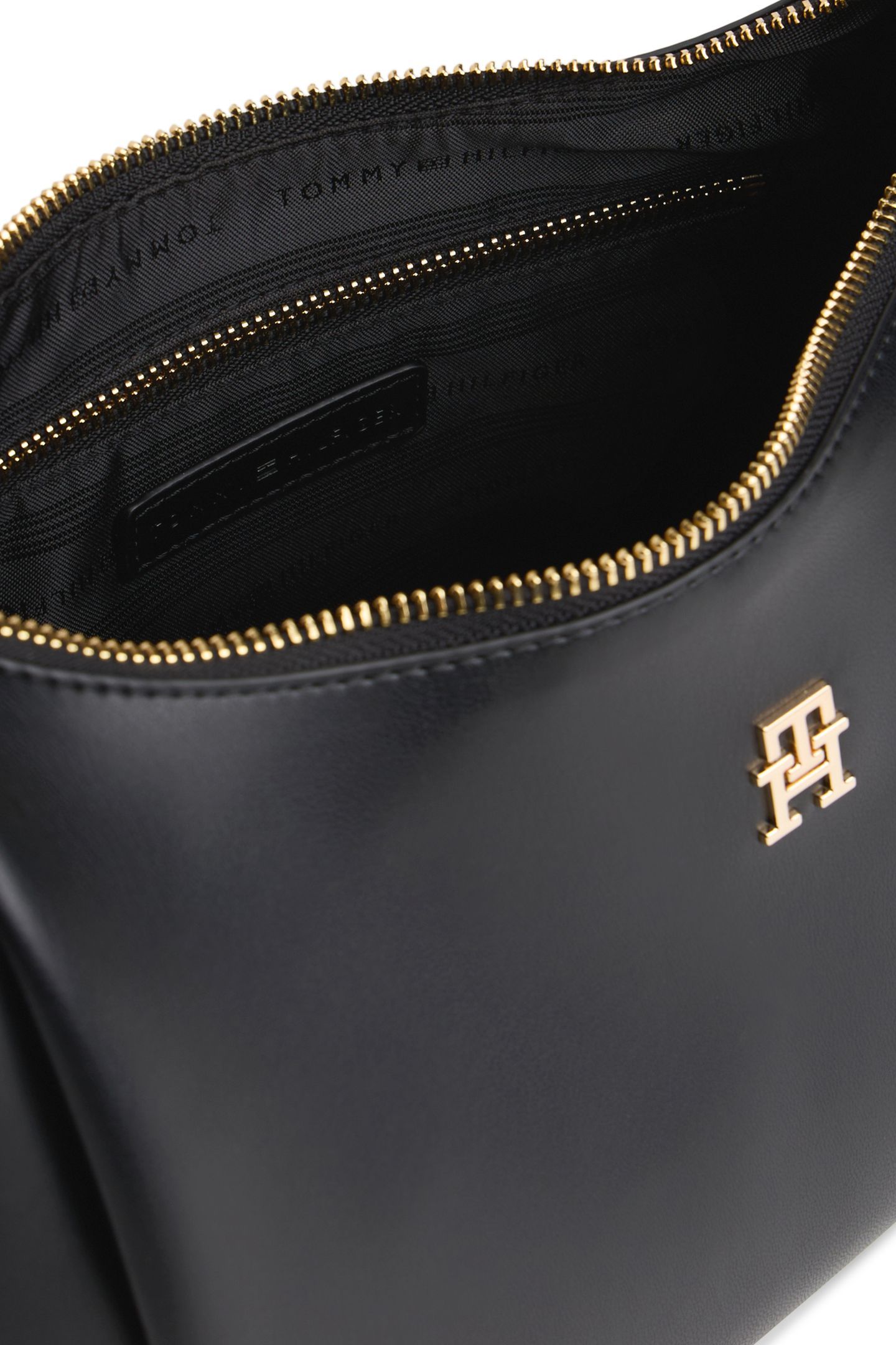 ESSENTIAL SHOULDER BAG BLACK 4