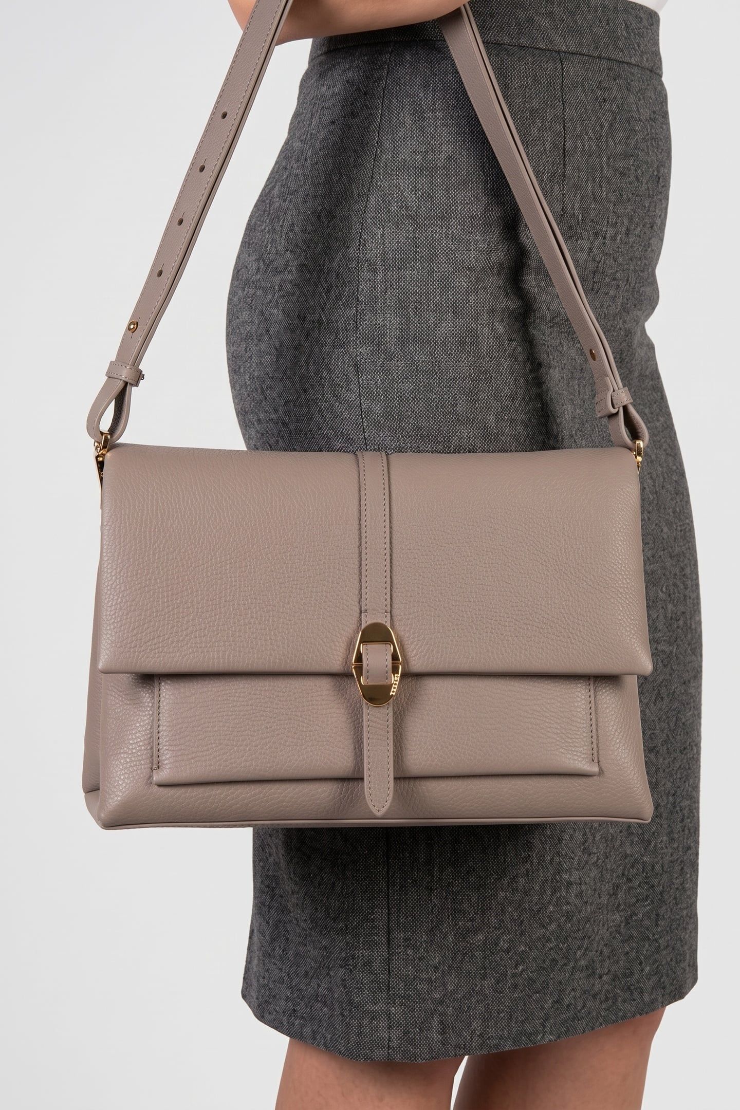 COCCINELLEDORIAN WARM TAUPE 1