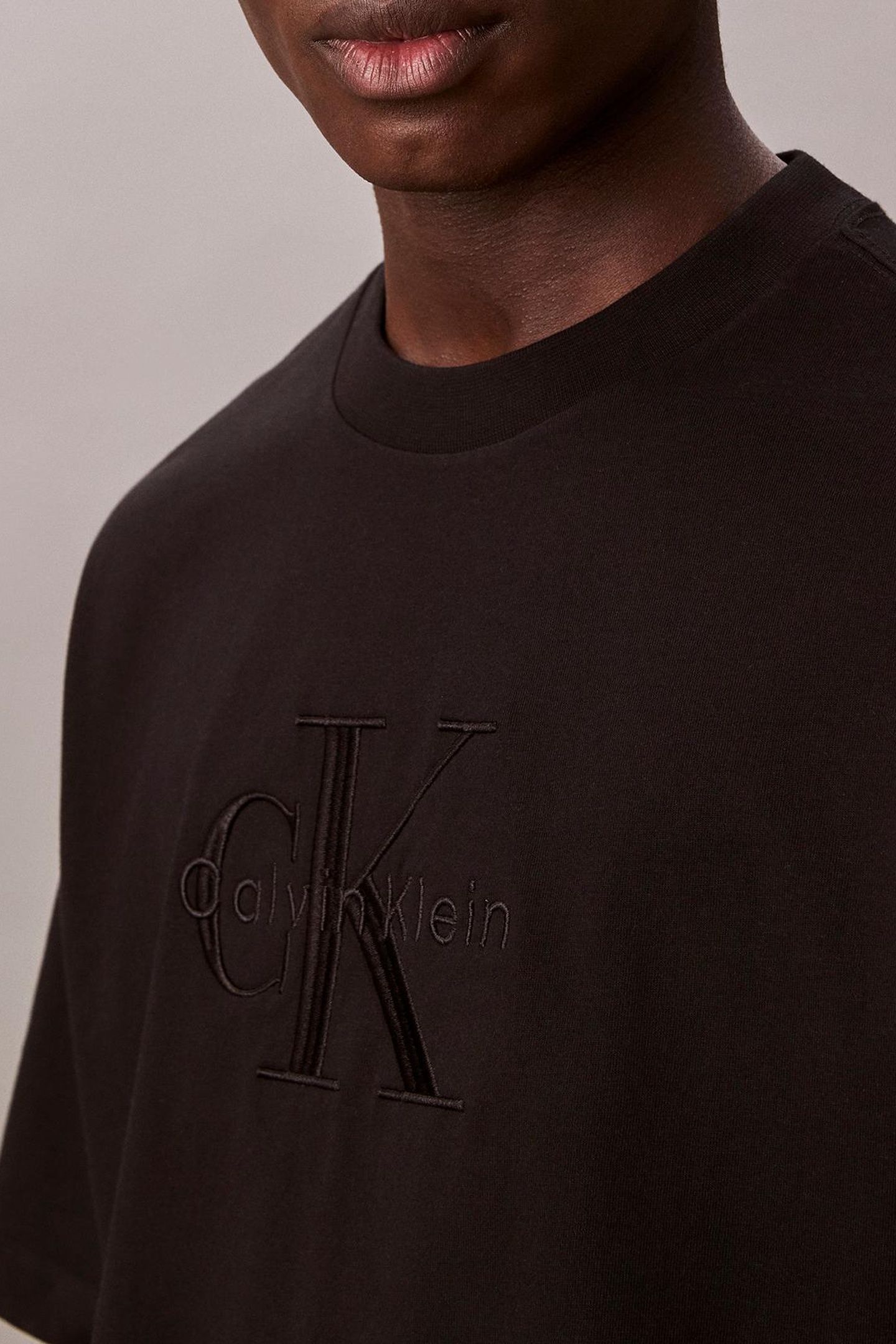 SHORT SLEEVE HERO MONOLOGO EMBROIDERED 16S BLACK 6