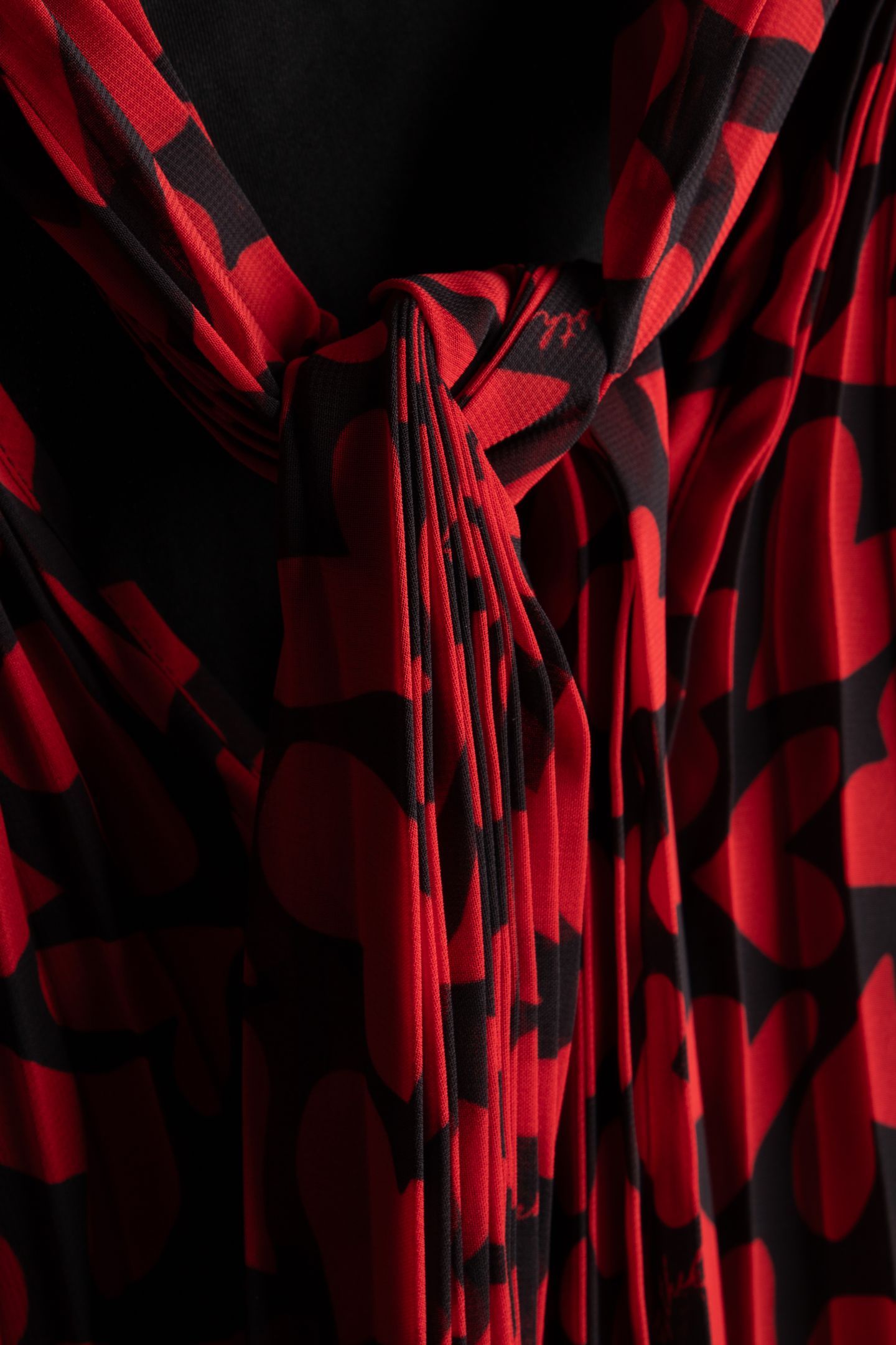 PLEATED LONG-SLEEVED TOP BLACK - RED 6
