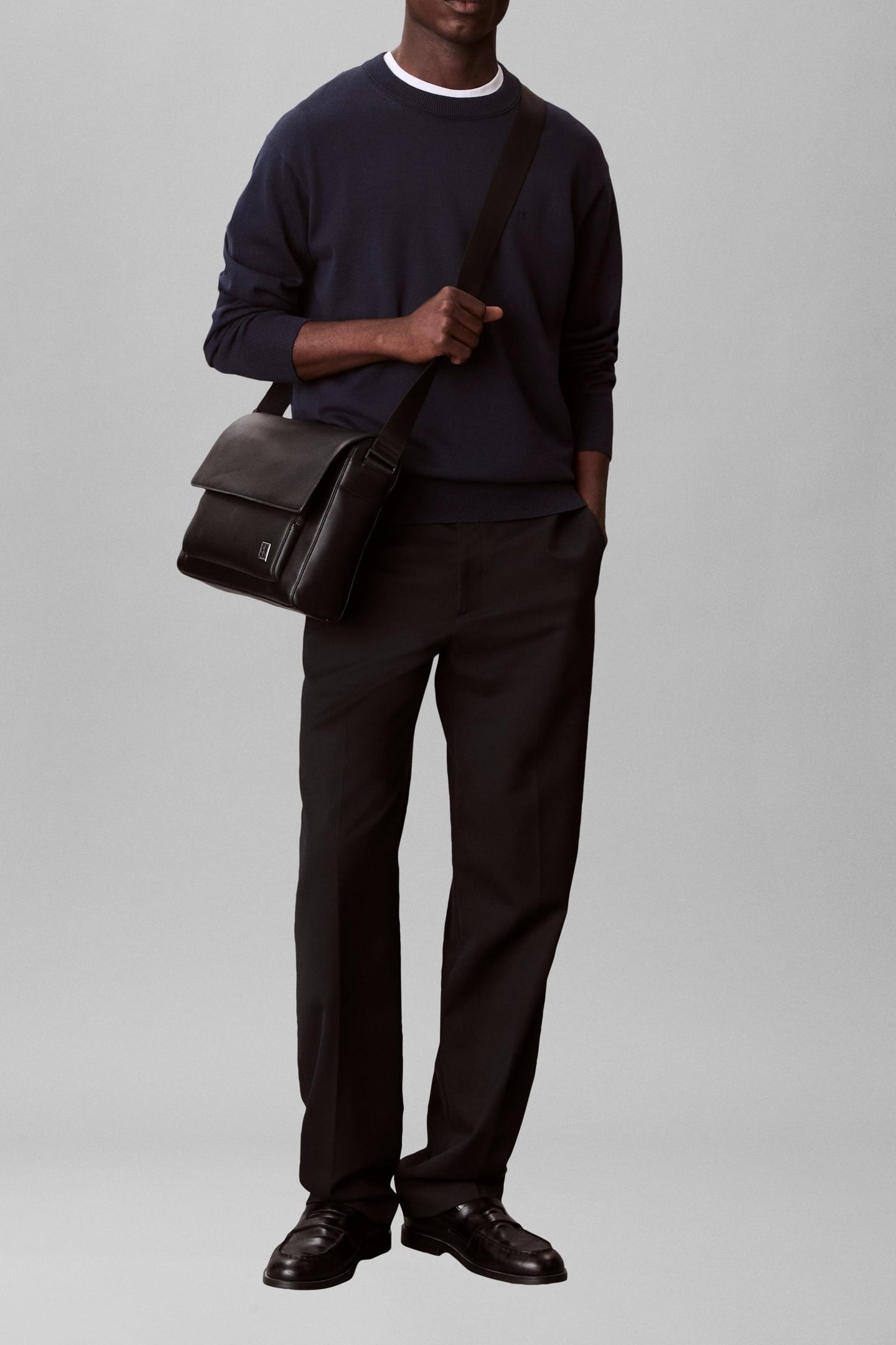 EMBLEM FLAP MESSENGER BLACK 4