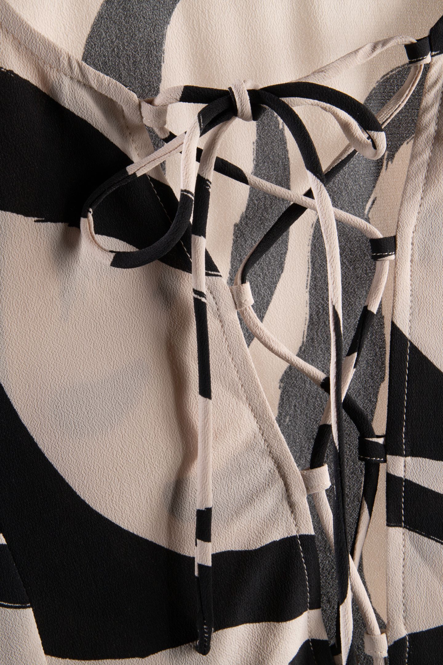 HELI AOP BLOUSE BLACK 4