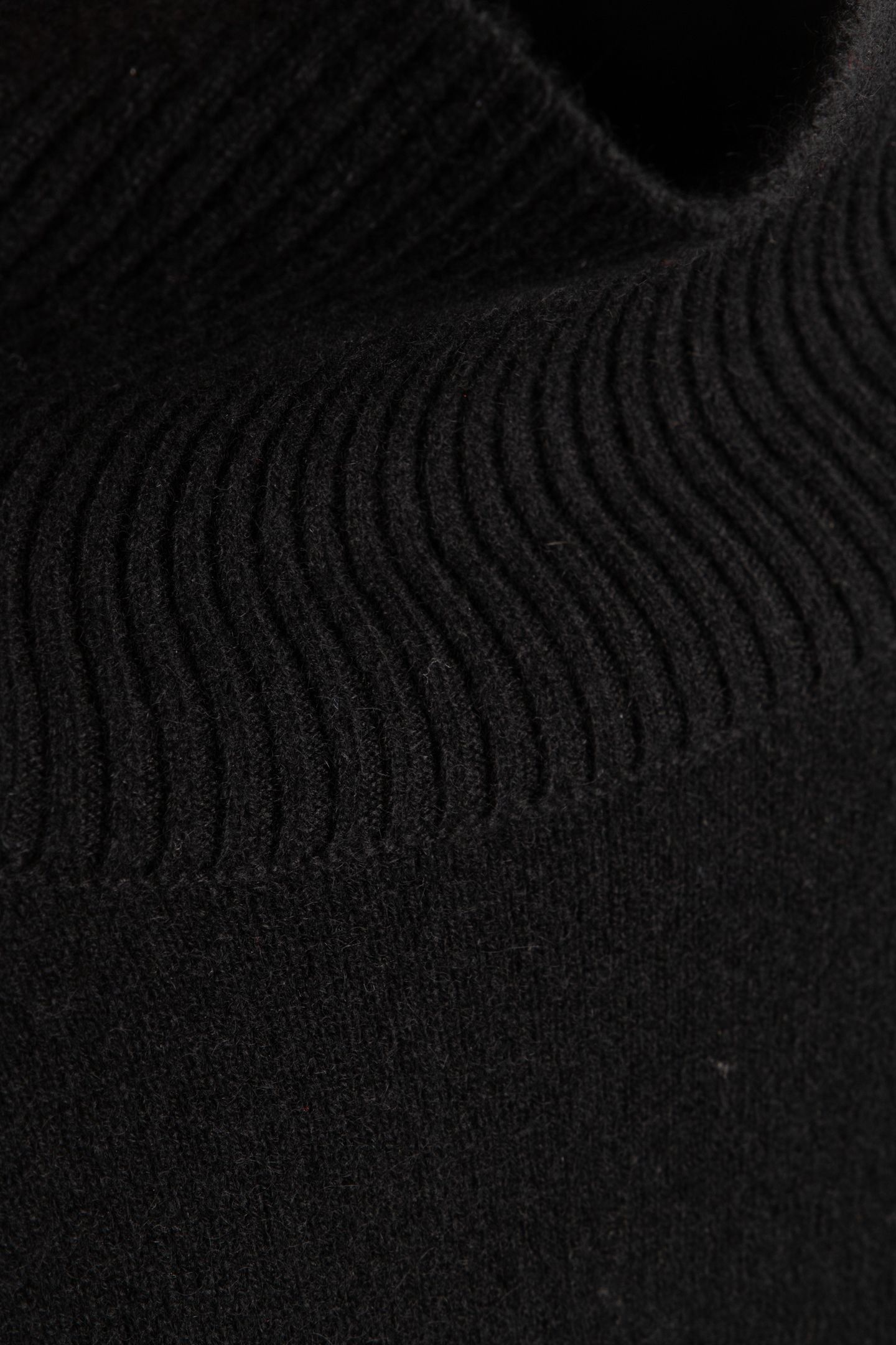 HIGH-NECK DRESS WITH SHINY DETAIL BLACK 6