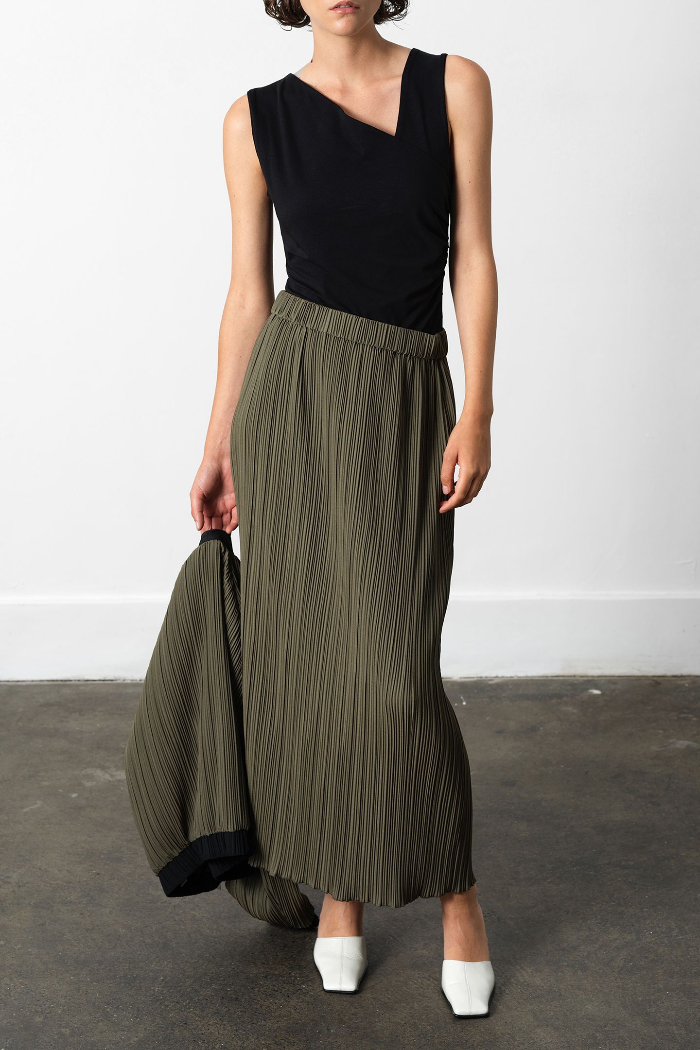 NIRI PLISSE COLUMNED MIDI SKIR KHAKI GREEN 1