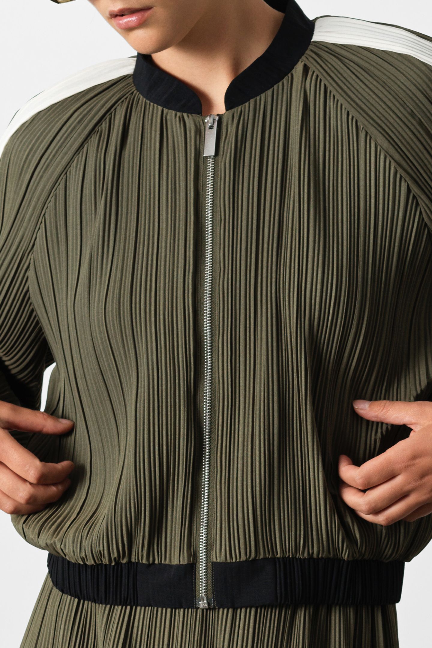 NIRI PLISSE BOMBER JACKET KHAKI/BLACK/PORCELAI 3