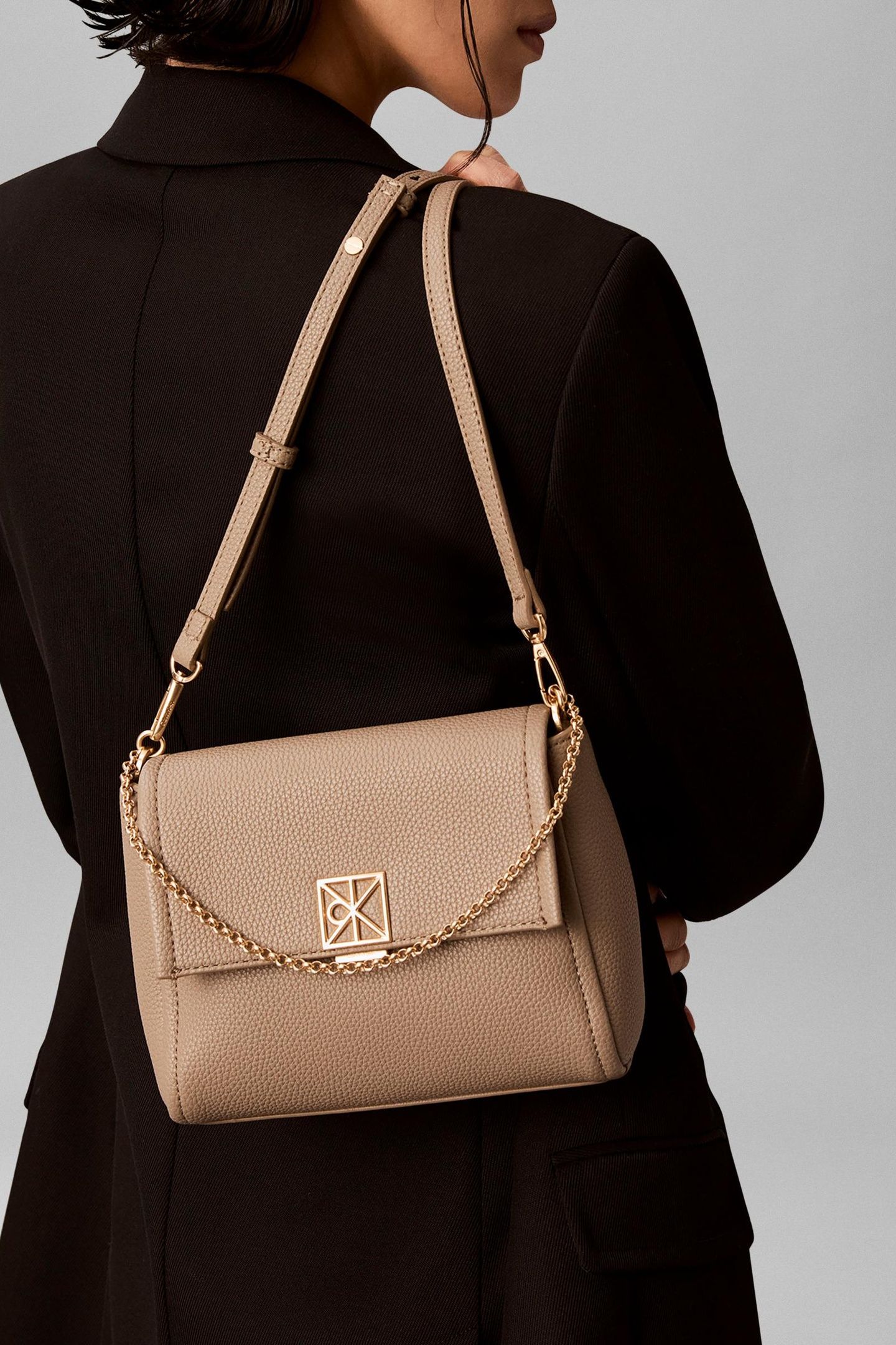 EMBLEM PEBBLE SHOULDER BAG DESERT TAUPE 1