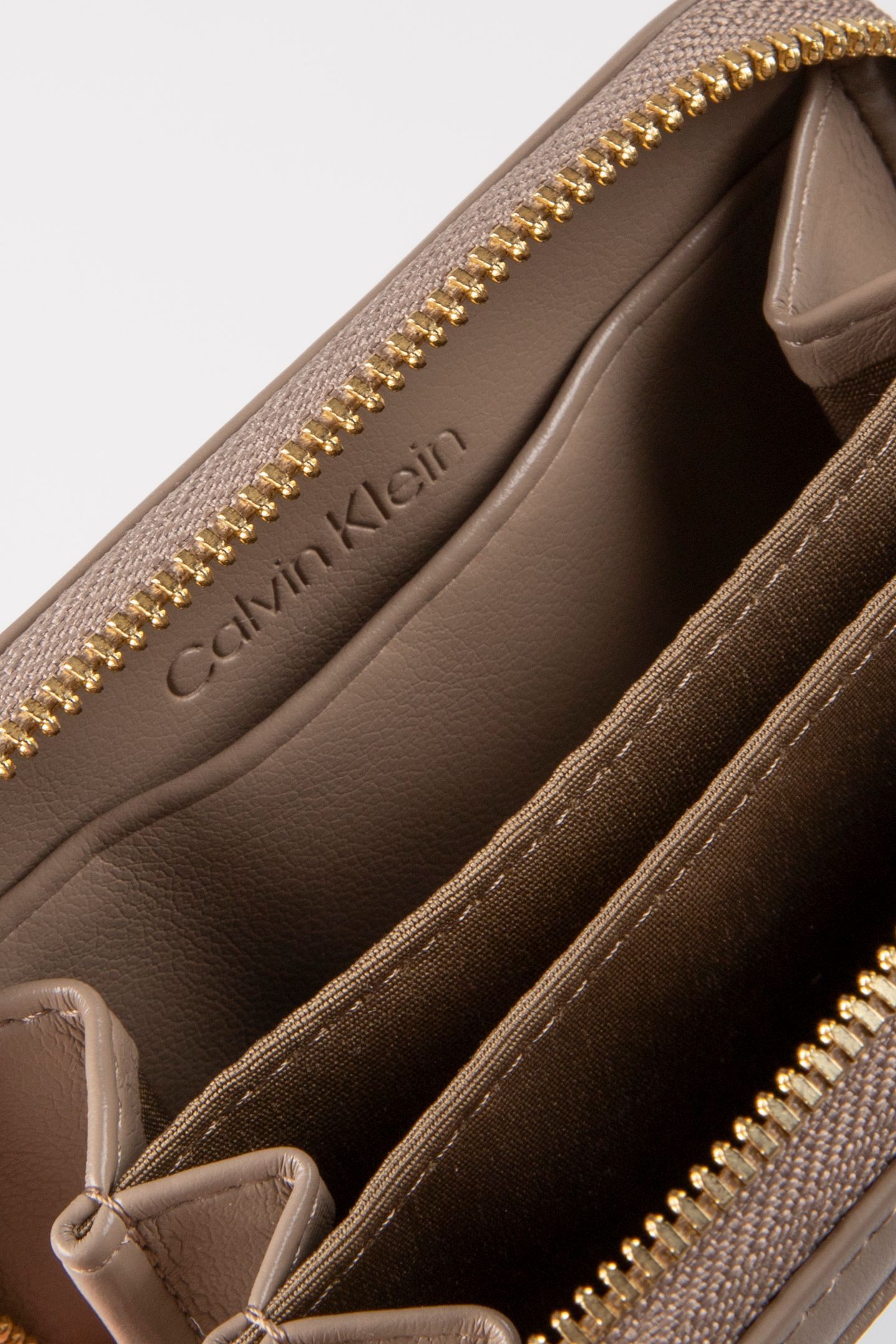 EMBLEM AOP EMBOSSED WALLET DESERT TAUPE 5