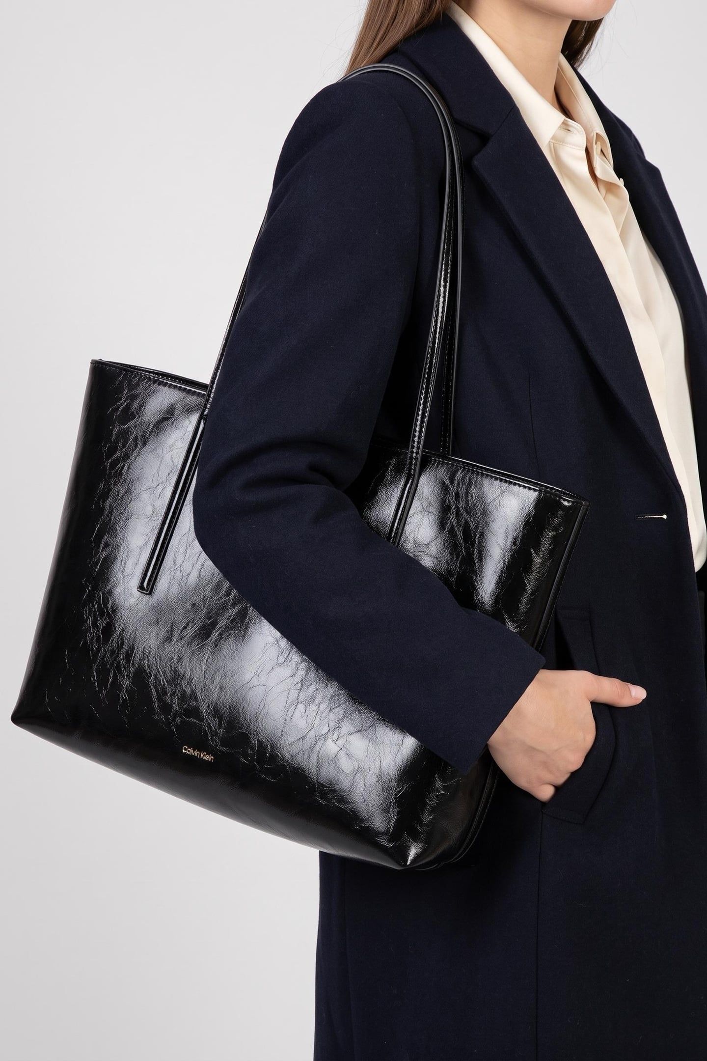 FOIL LOGO GLOSSY TOTE BAG BLACK 1