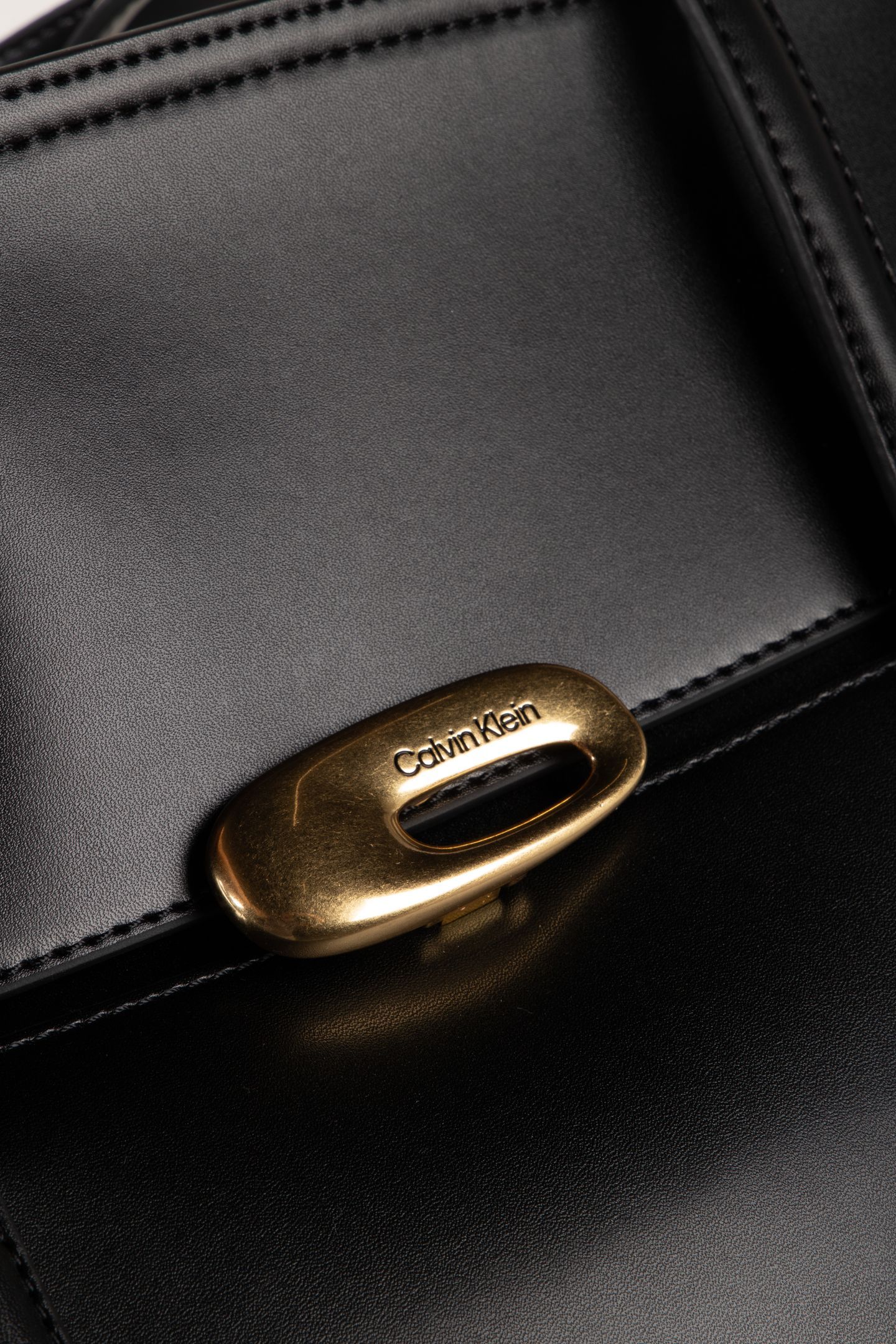 HARDWARE FLAP TOTE BAG BLACK/TUMBLED DEEP GOLD 4