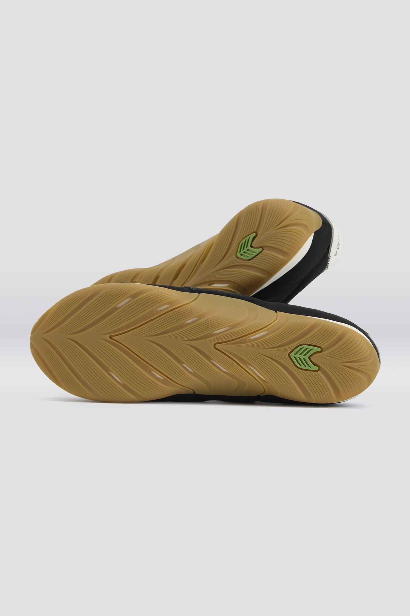 SUTAI NYLON AND SUEDE GUM BLACK 5