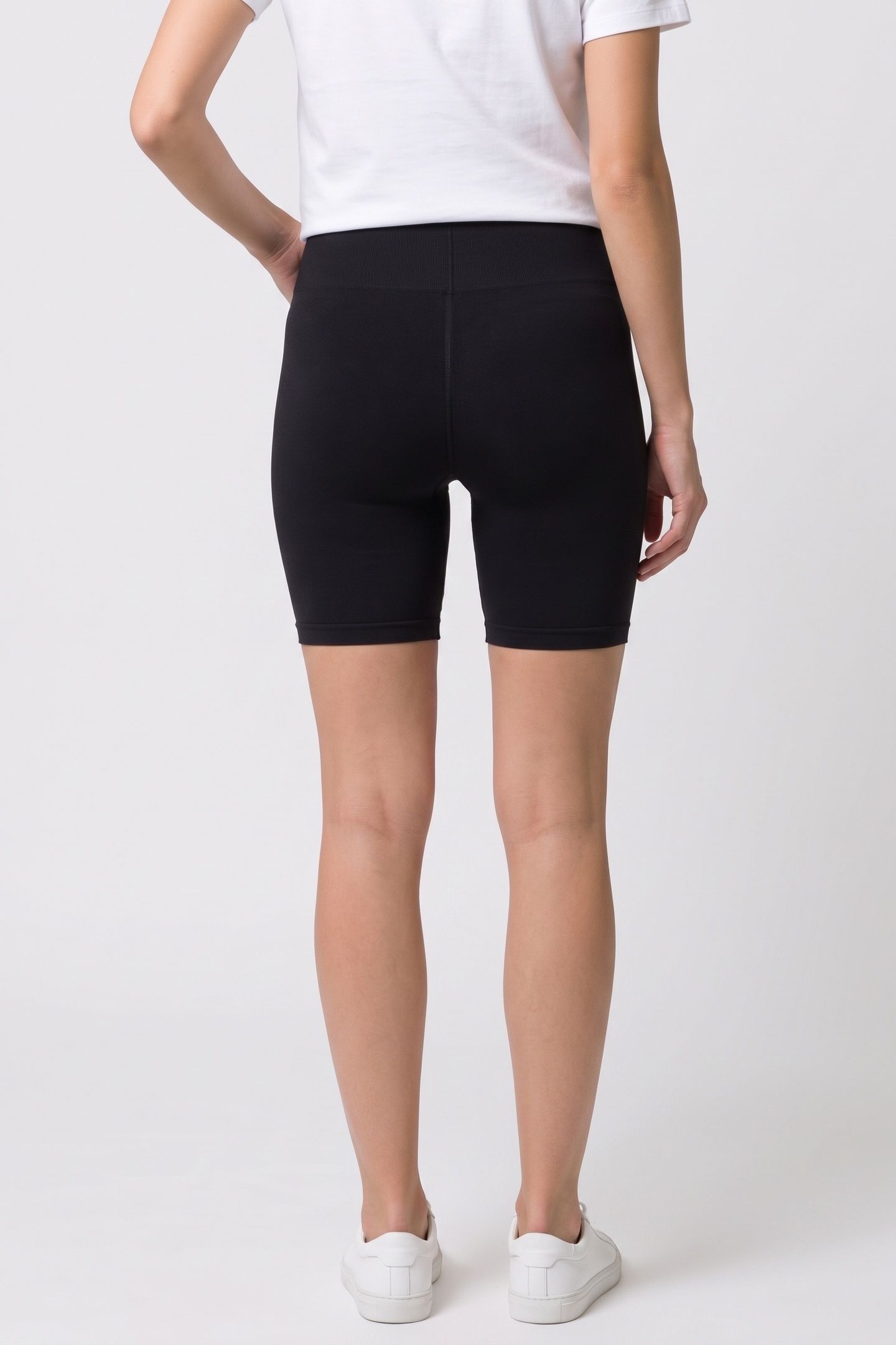 NELLA SEAMLESS SHORTS BLACK 2