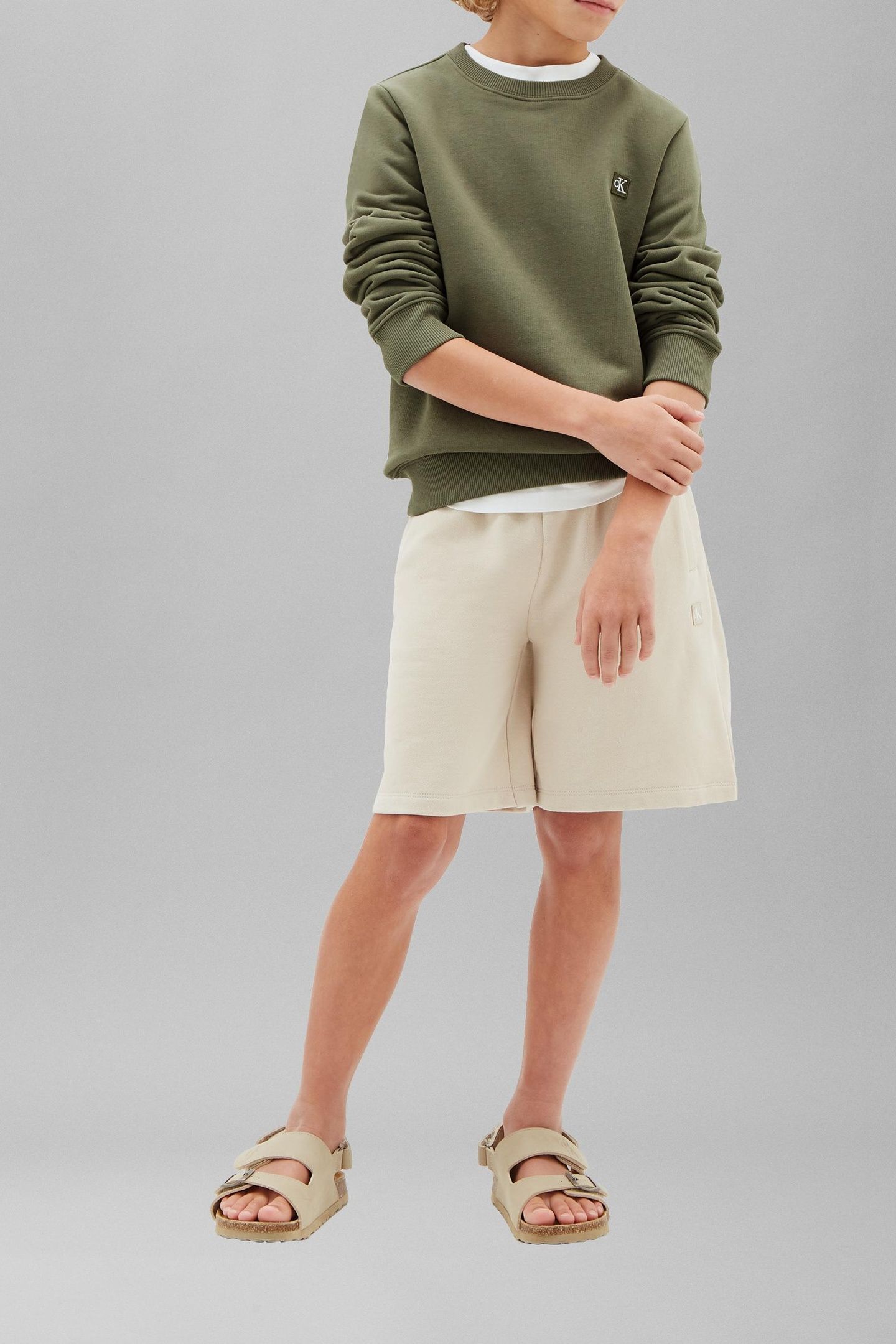 UNISEX MINI BADGE CREW NECK DUSTY OLIVE 1