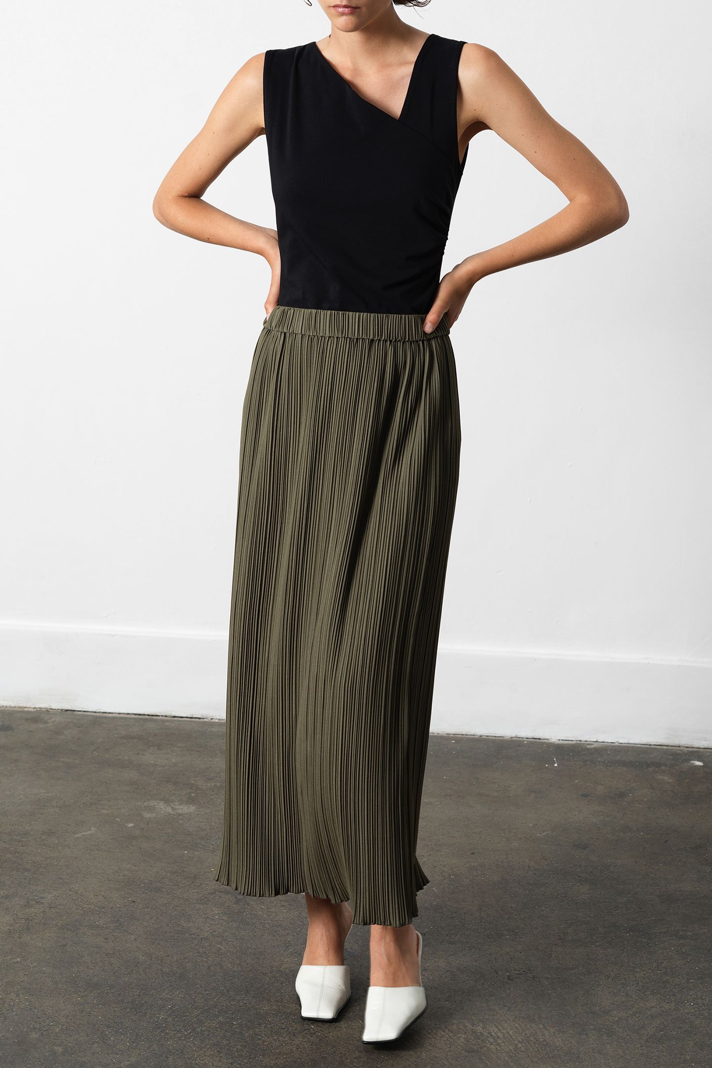 NIRI PLISSE COLUMNED MIDI SKIR KHAKI GREEN 3