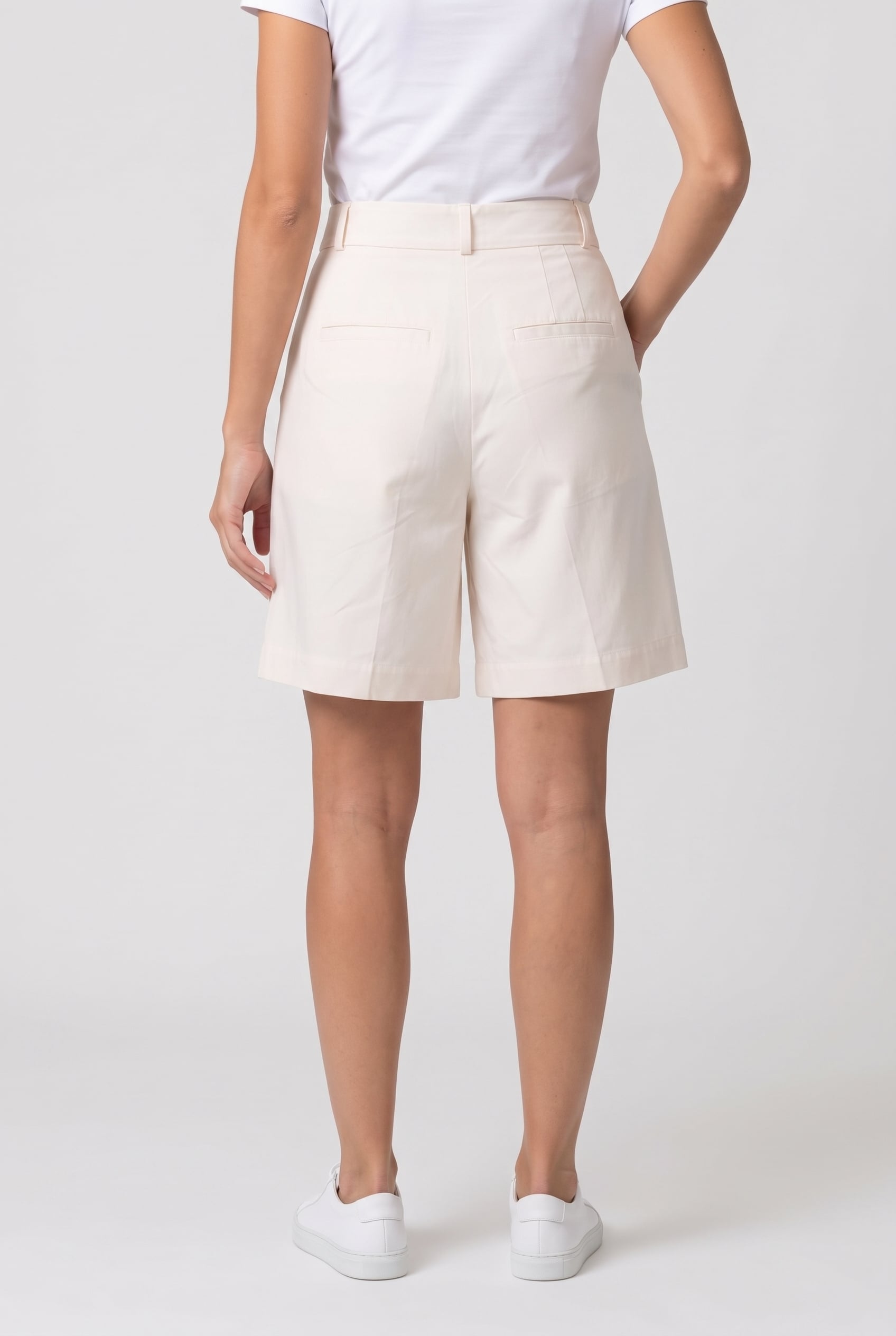 ST EVA SHORTS WHITE 2