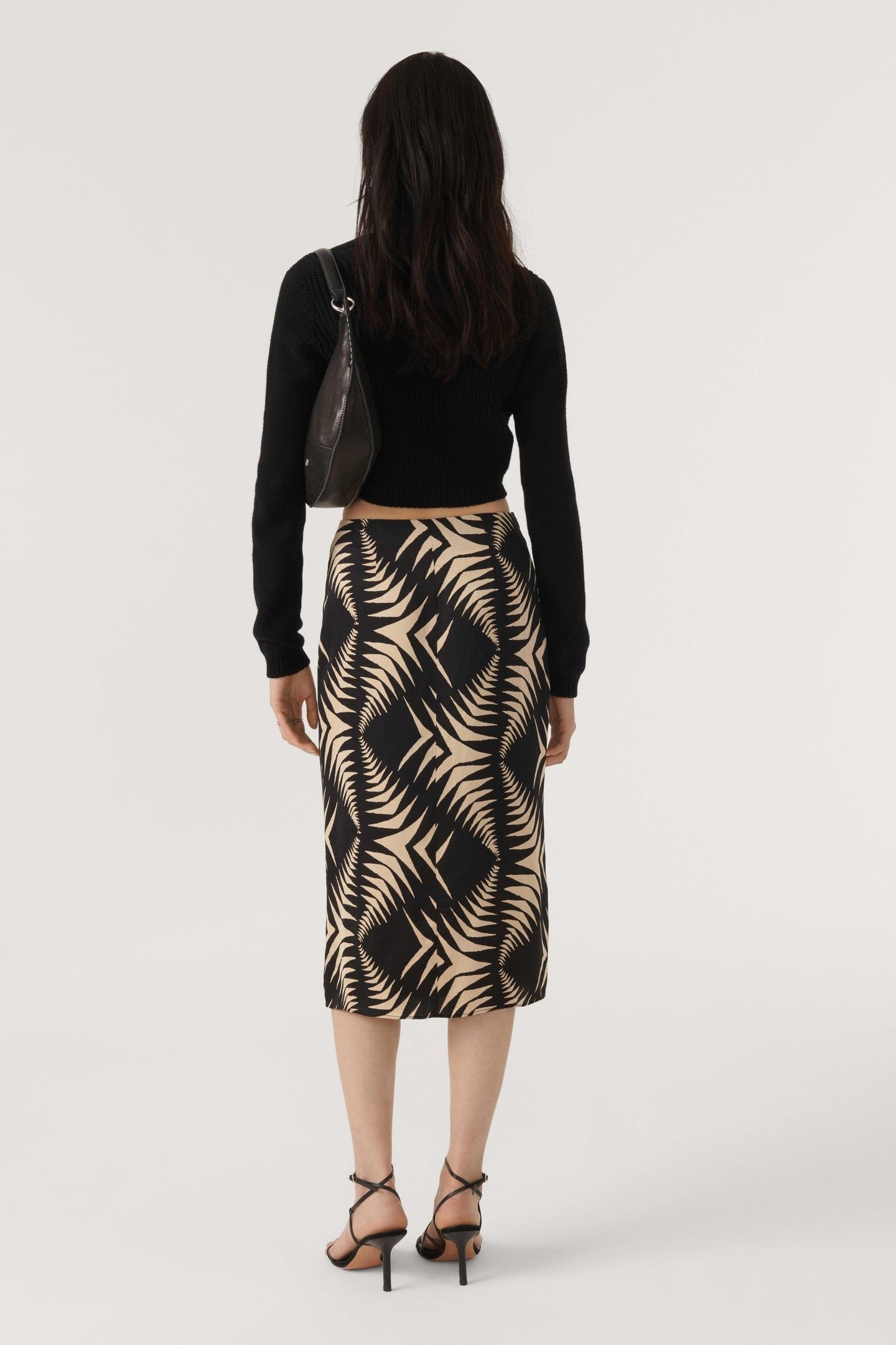 MID-LENGTH SKIRT BLACK 2