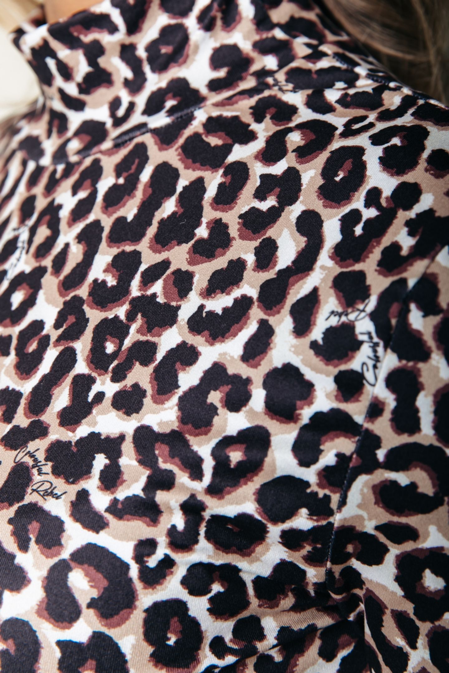 NEYO LEOPARD PEACHED TURTLENECK TOP BROWN 5