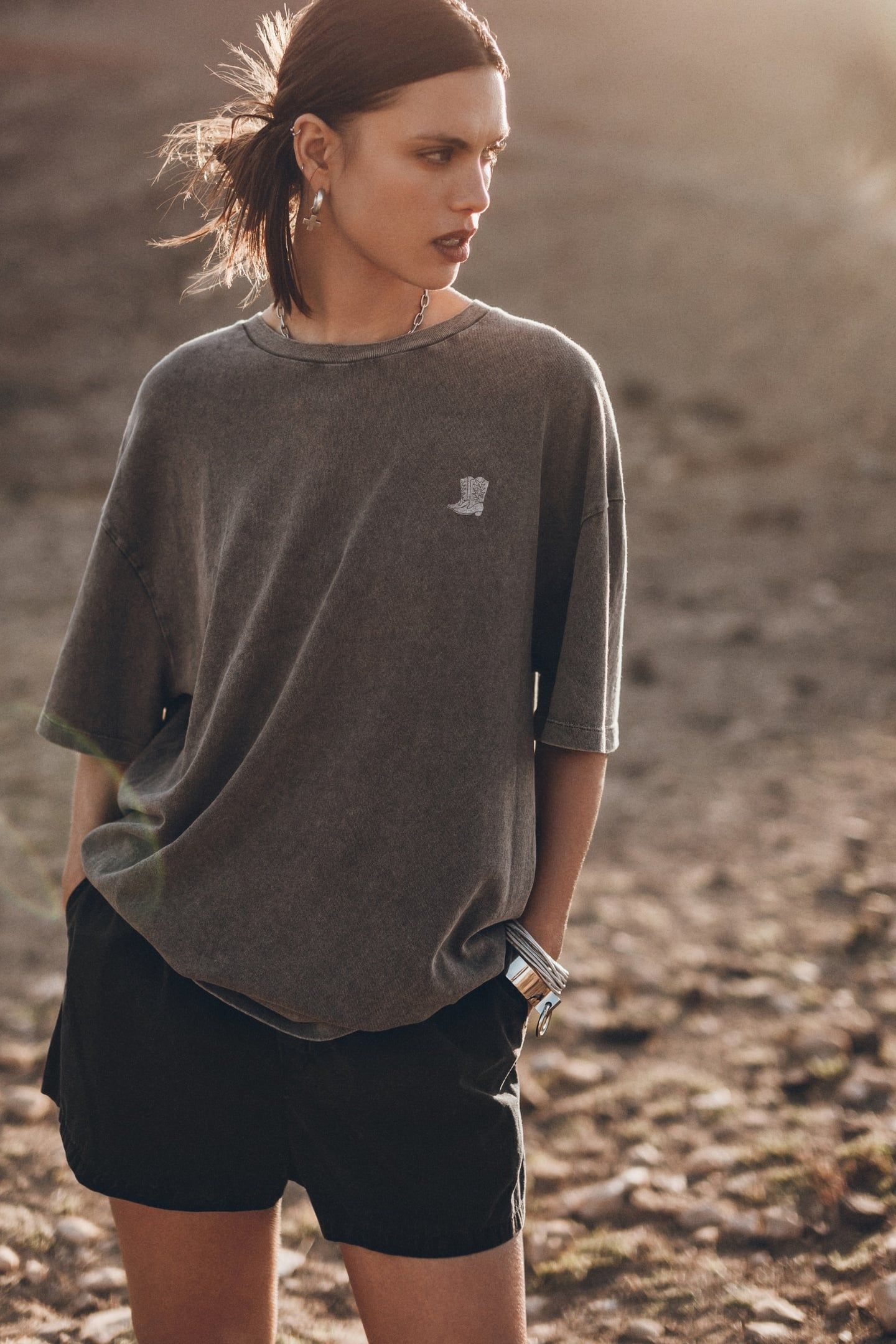 THE BOOTS OVERSIZED T-SHIRT BLACK 1