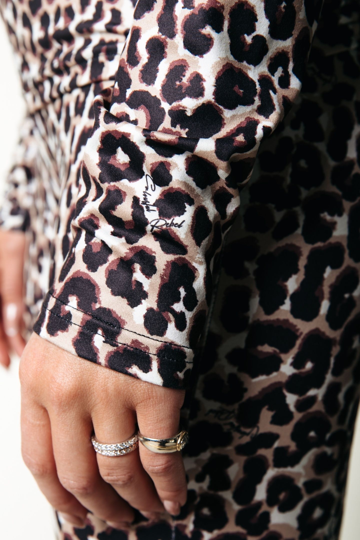 NEYO LEOPARD PEACHED TURTLENECK TOP BROWN 4
