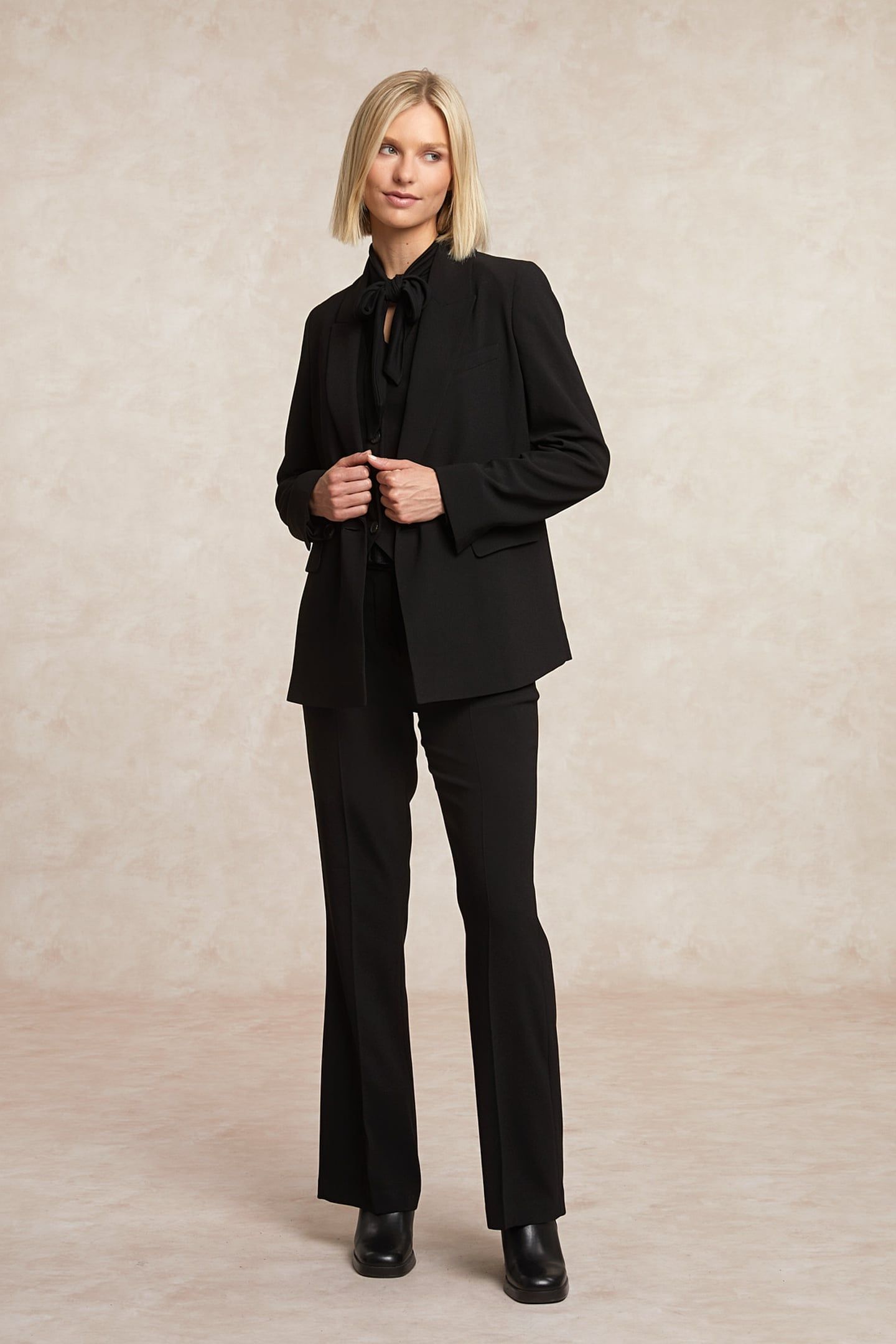 SLEEVELESS BUTTONED V-NECK JACKET BLACK 1