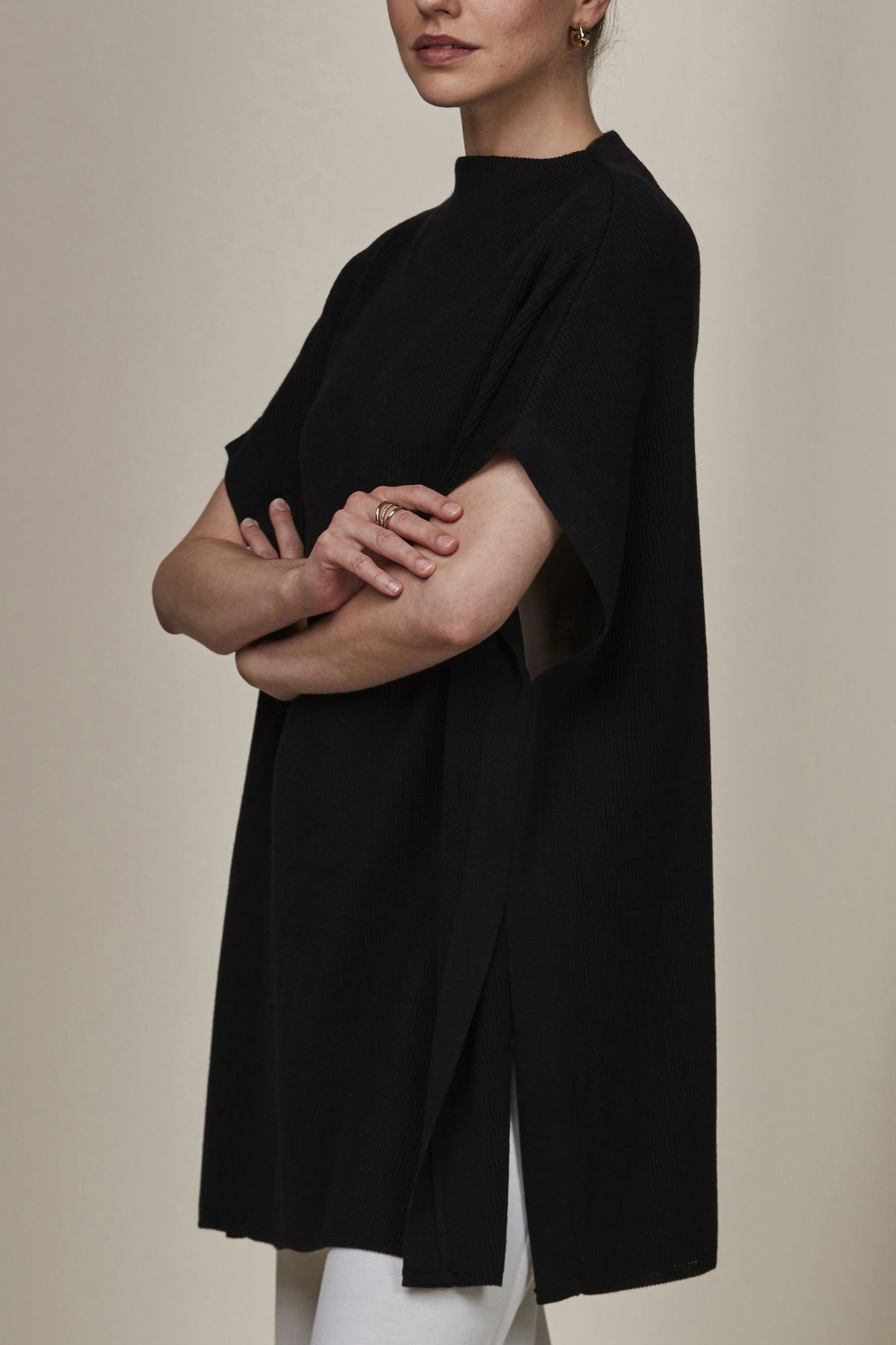 EMERY, PONCHO BLACK 5