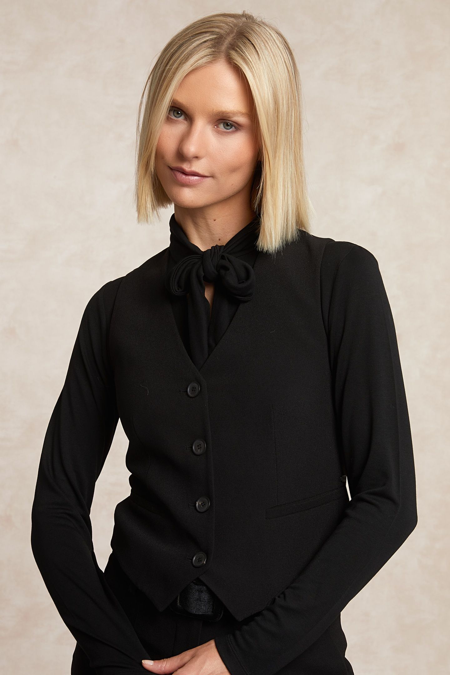 SLEEVELESS BUTTONED V-NECK JACKET BLACK 4