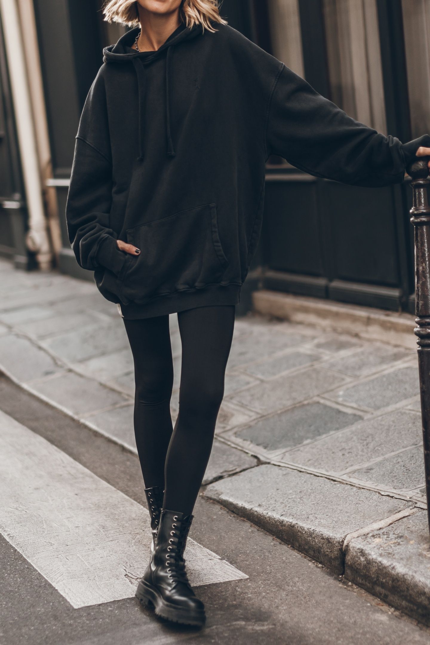 THE DARK RELAXED HOODIE BLACK 2
