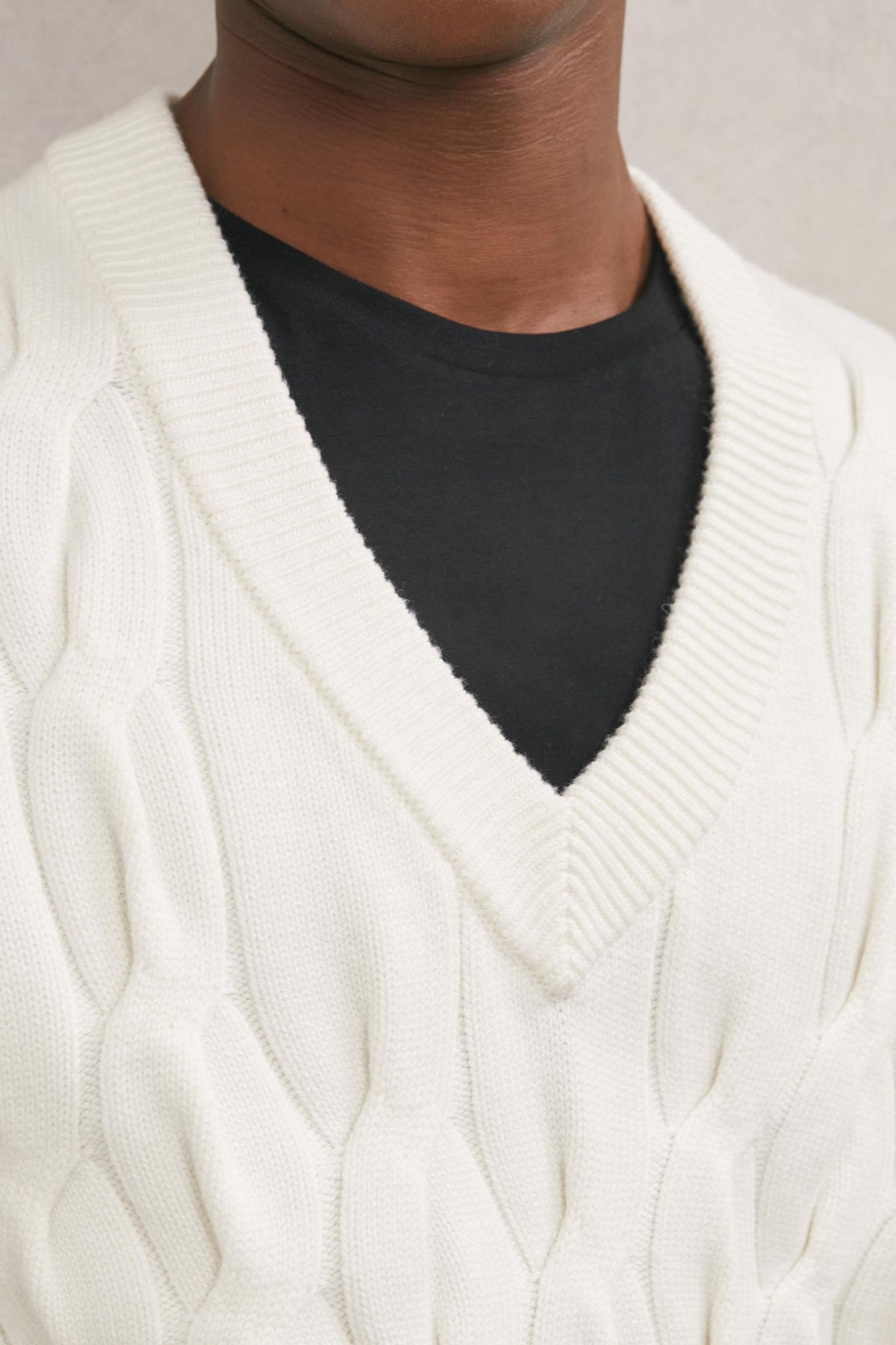 SLEEVELESS V NECK CABLE VEST WINTER WHITE 5