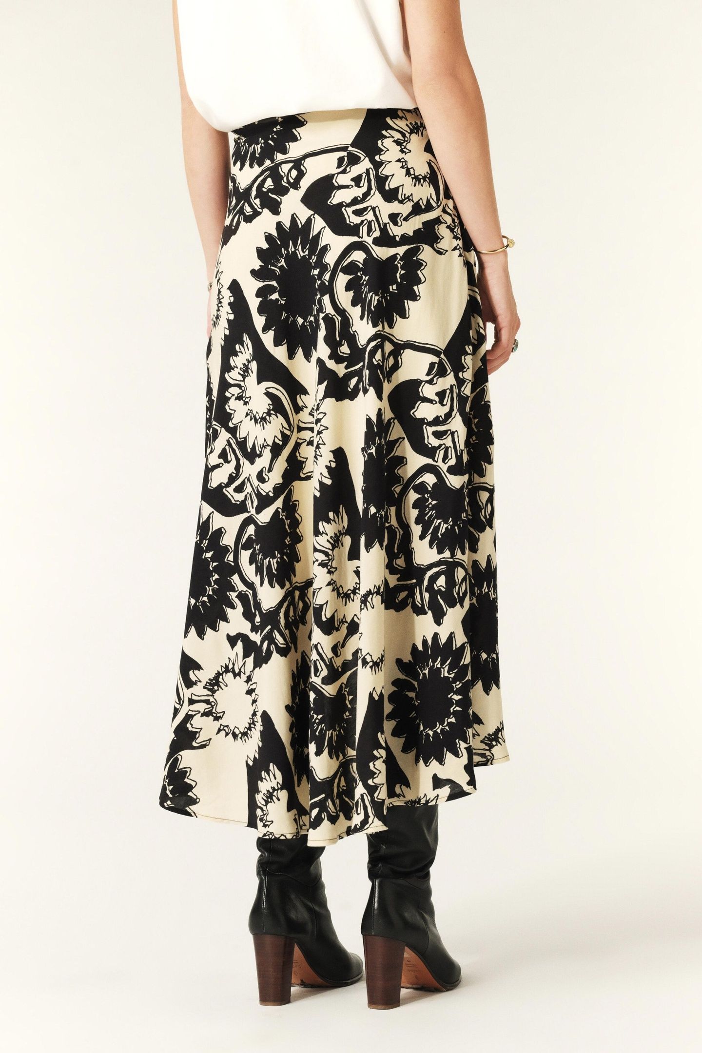 MID-LENGTH SKIRT BLACK 2