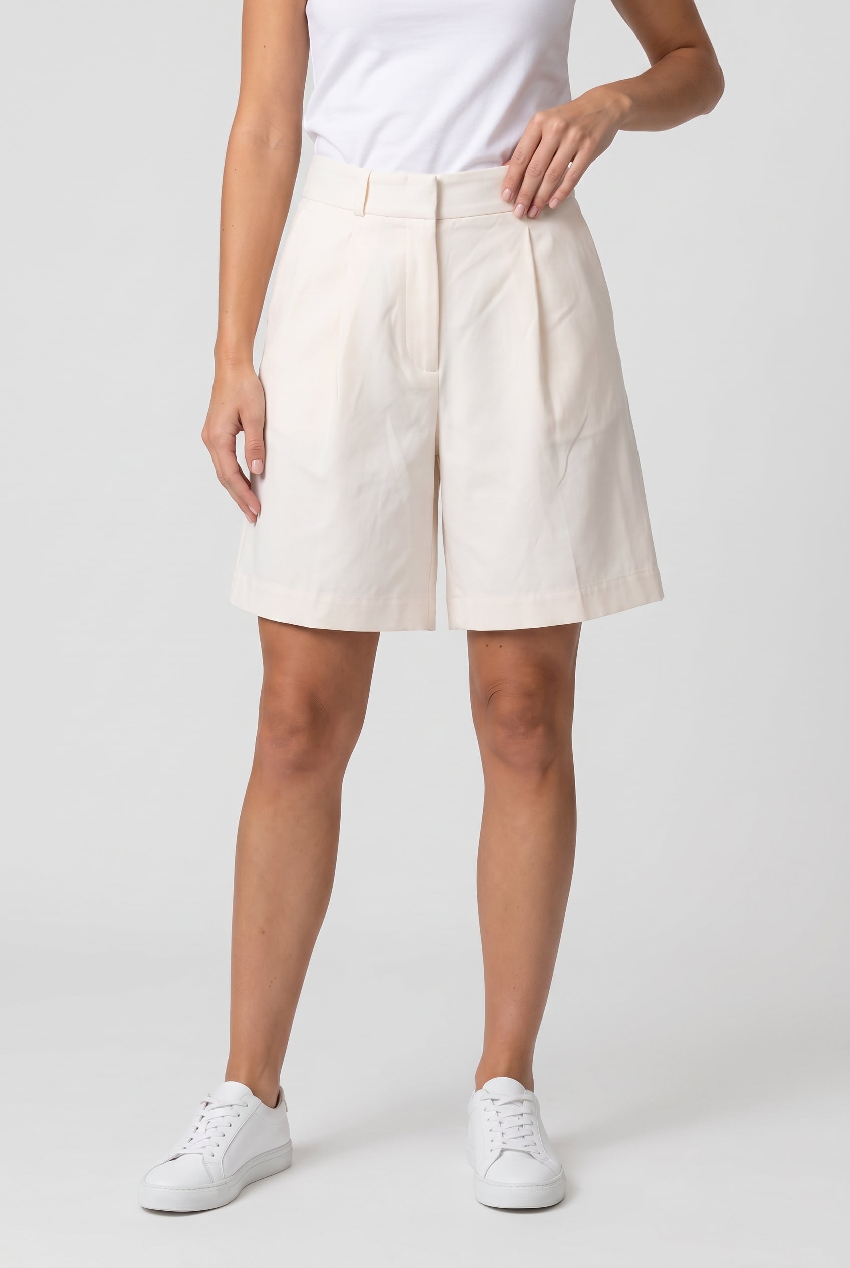 ST EVA SHORTS WHITE 1