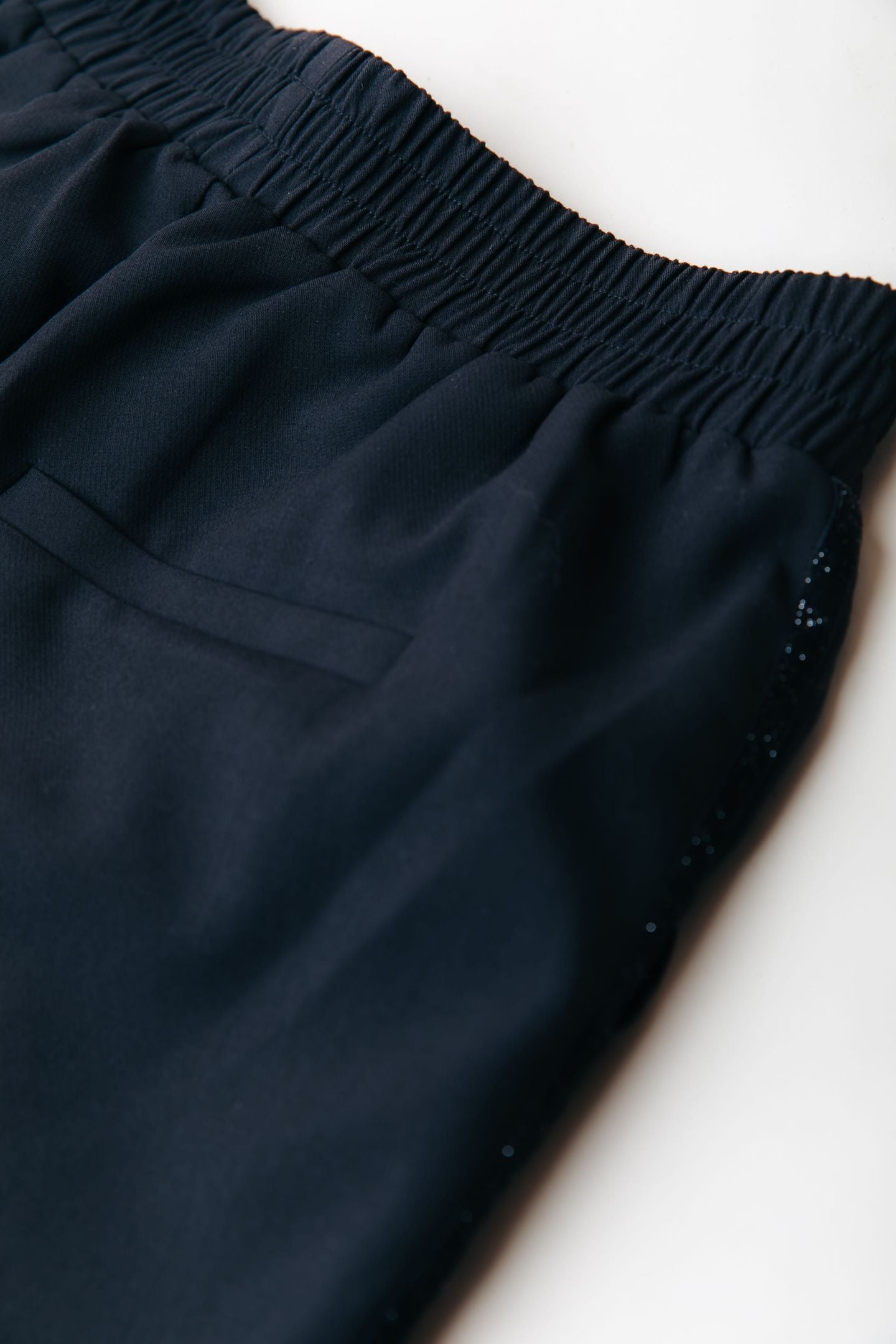JIBY PINTUCK GLITTER TAPE STRAIGHT PANTS BLACK 8