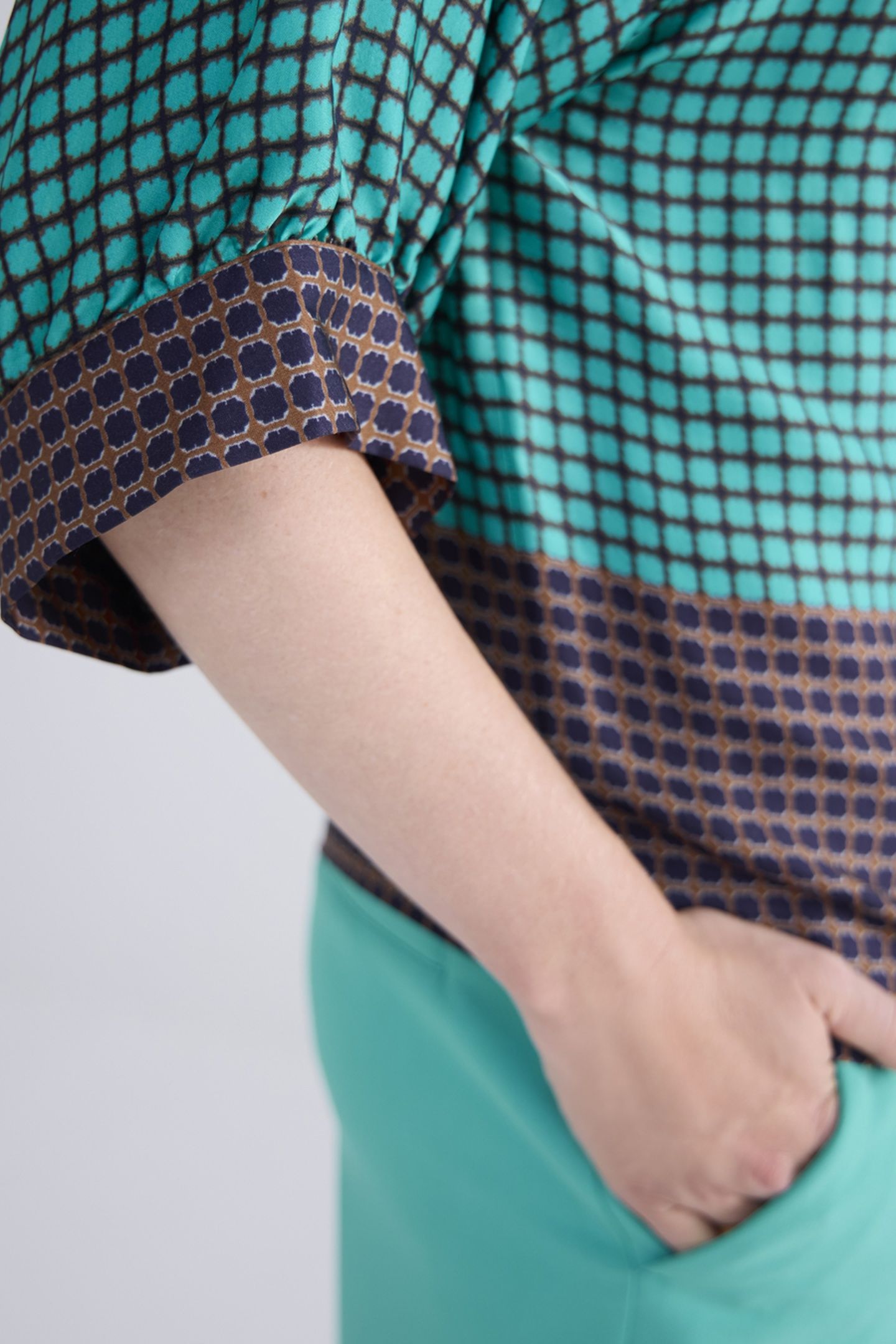 TOP BORDER PRINT PEACOCK 4