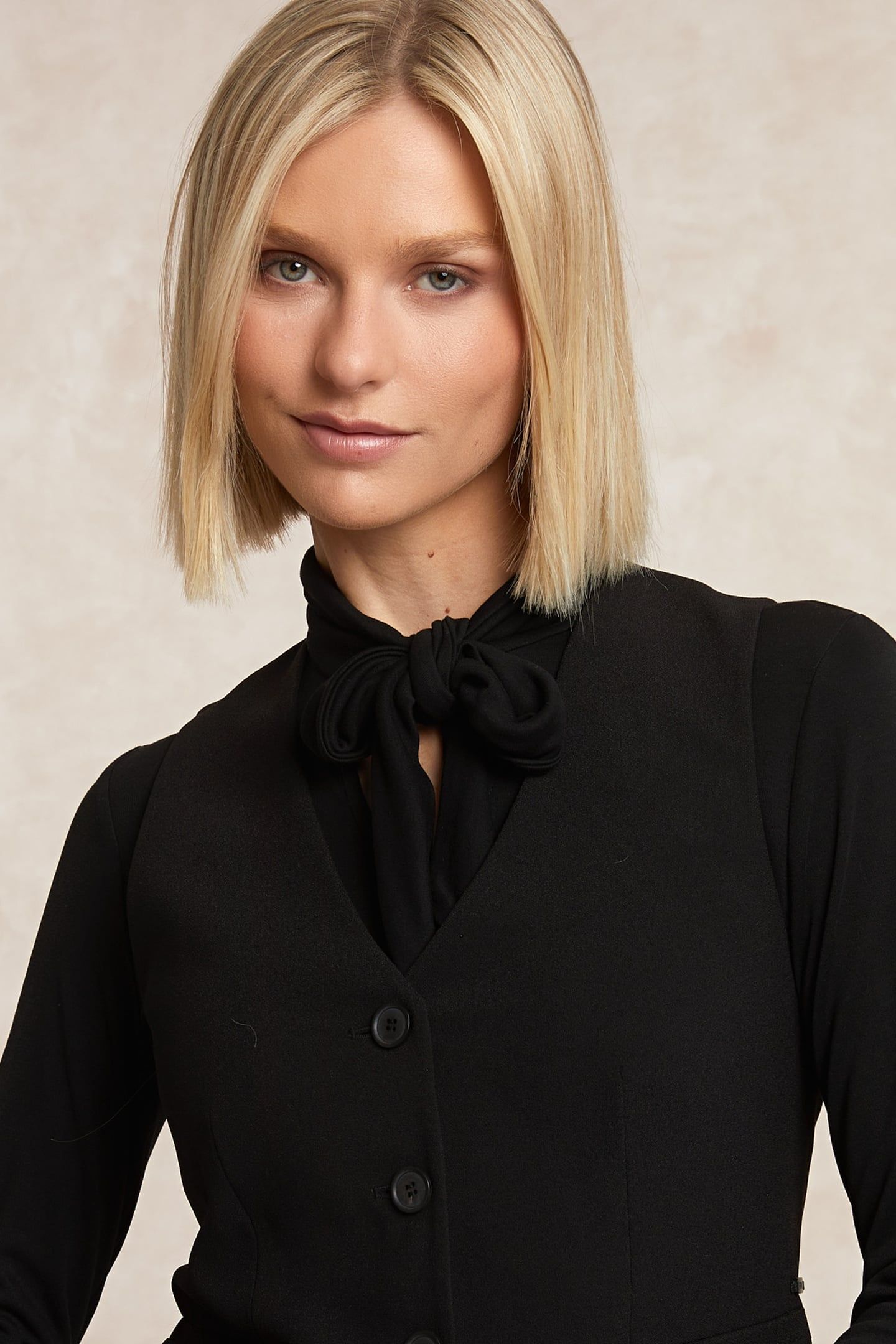 SLEEVELESS BUTTONED V-NECK JACKET BLACK 5