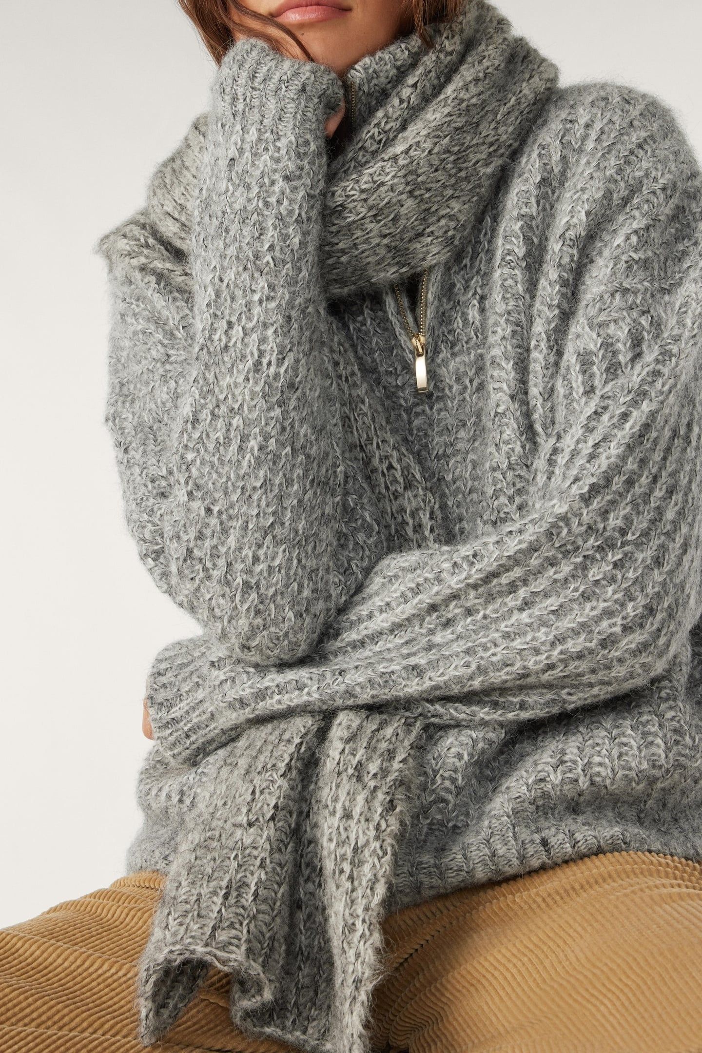 KNITTED SCARF GRIS 2