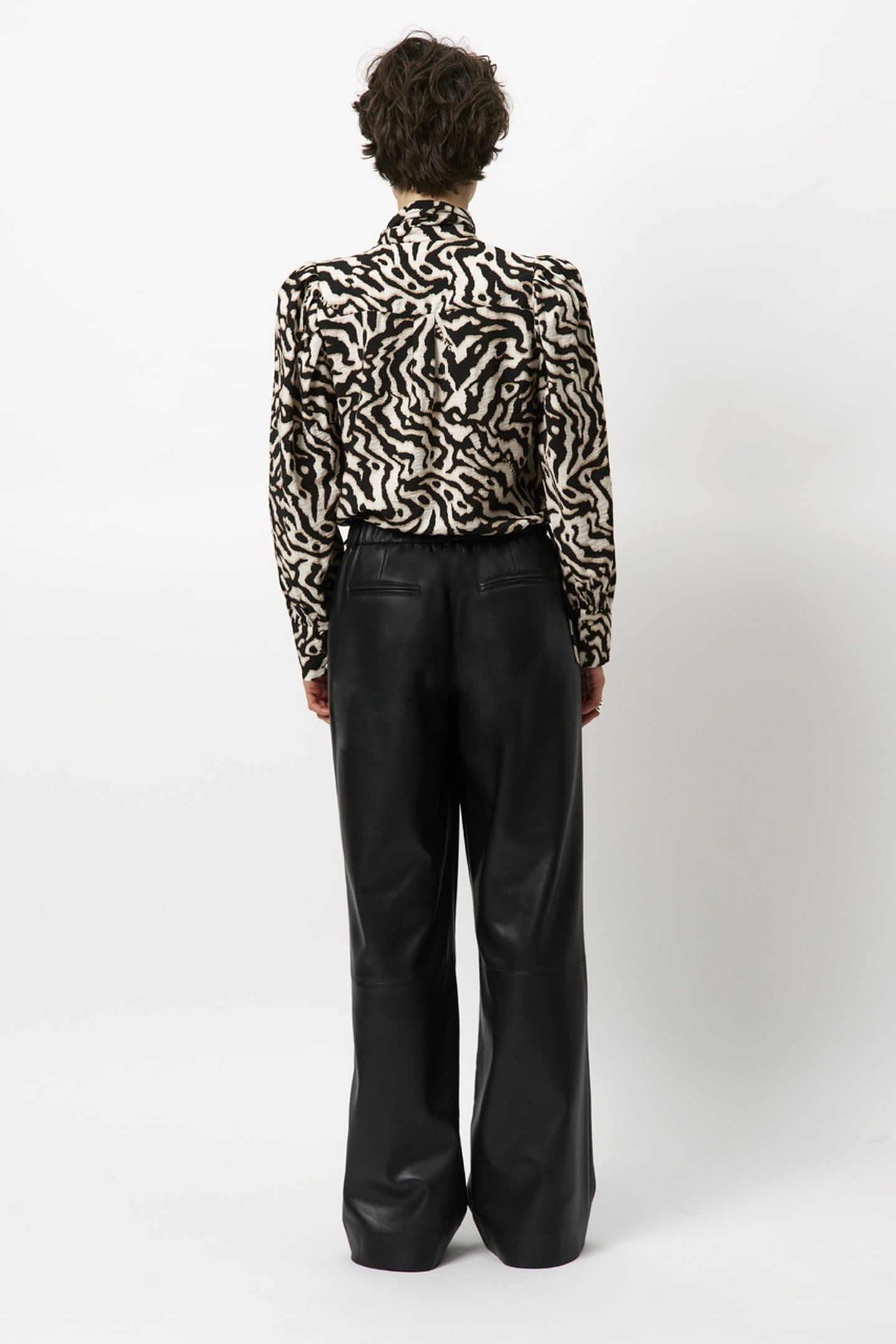 DANTE6-CHESKA PRINTED PUSSY BOW BLOUSE BLACK/CREAM 3