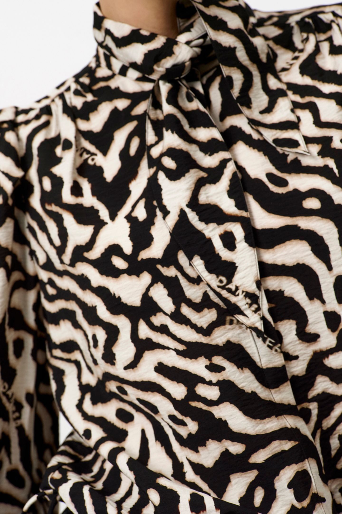 DANTE6-CHESKA PRINTED PUSSY BOW BLOUSE BLACK/CREAM 8
