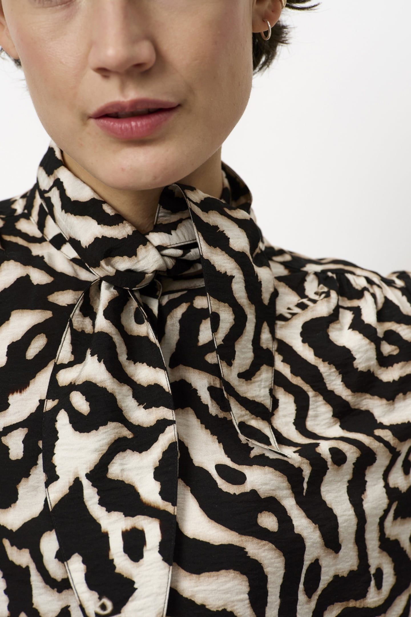 DANTE6-CHESKA PRINTED PUSSY BOW BLOUSE BLACK/CREAM 5