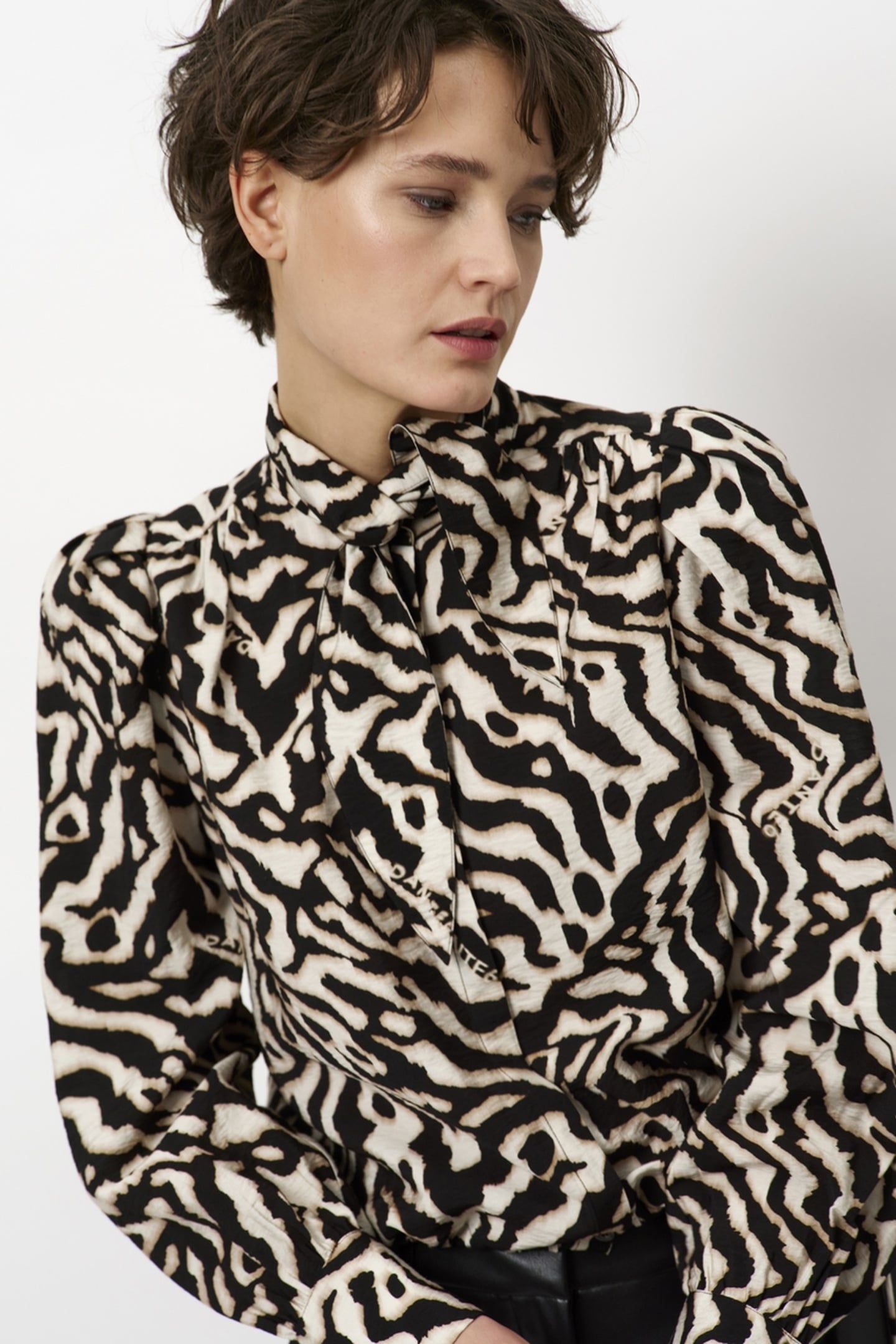 DANTE6-CHESKA PRINTED PUSSY BOW BLOUSE BLACK/CREAM 7