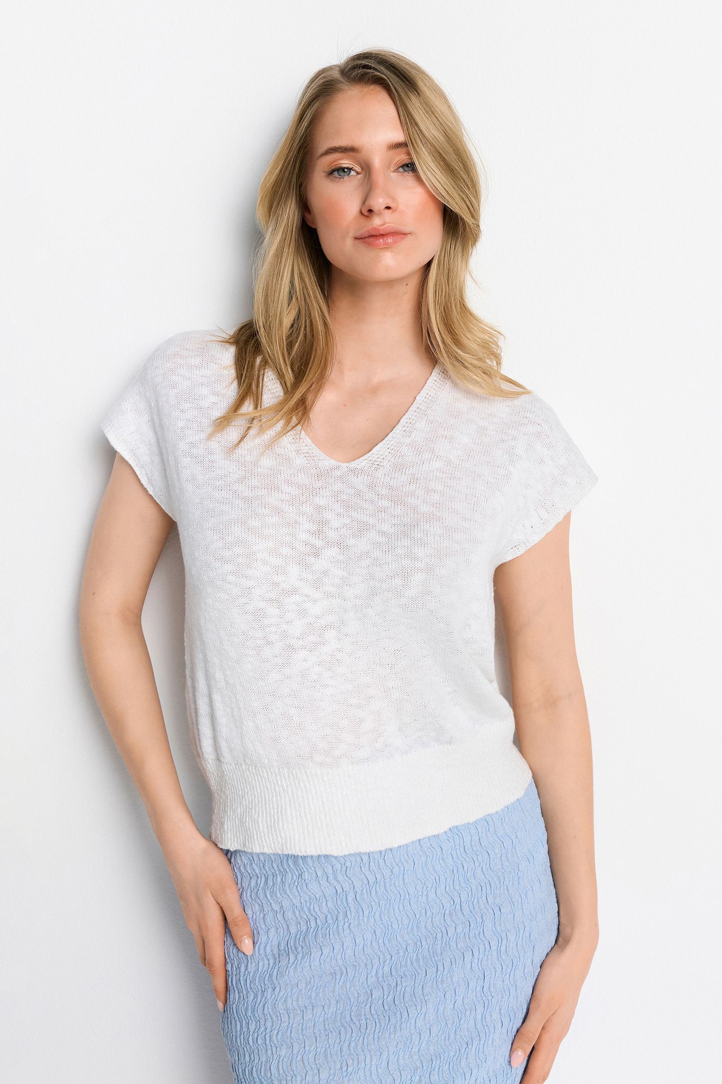 V-NECK SLEEVELESS WHISPER WHITE 1
