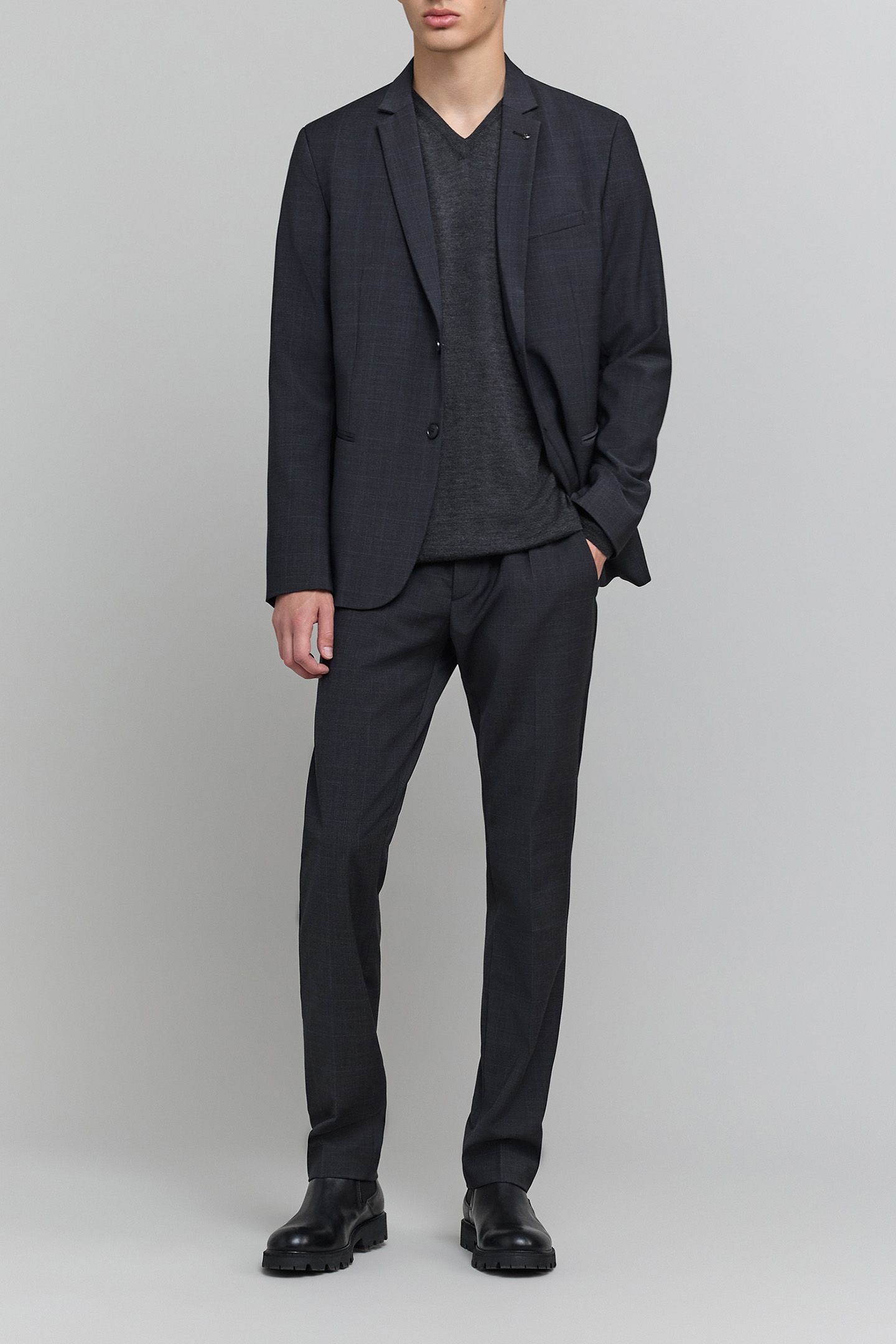 ANTHRACITE V-NECK KNIT SWEATER 3