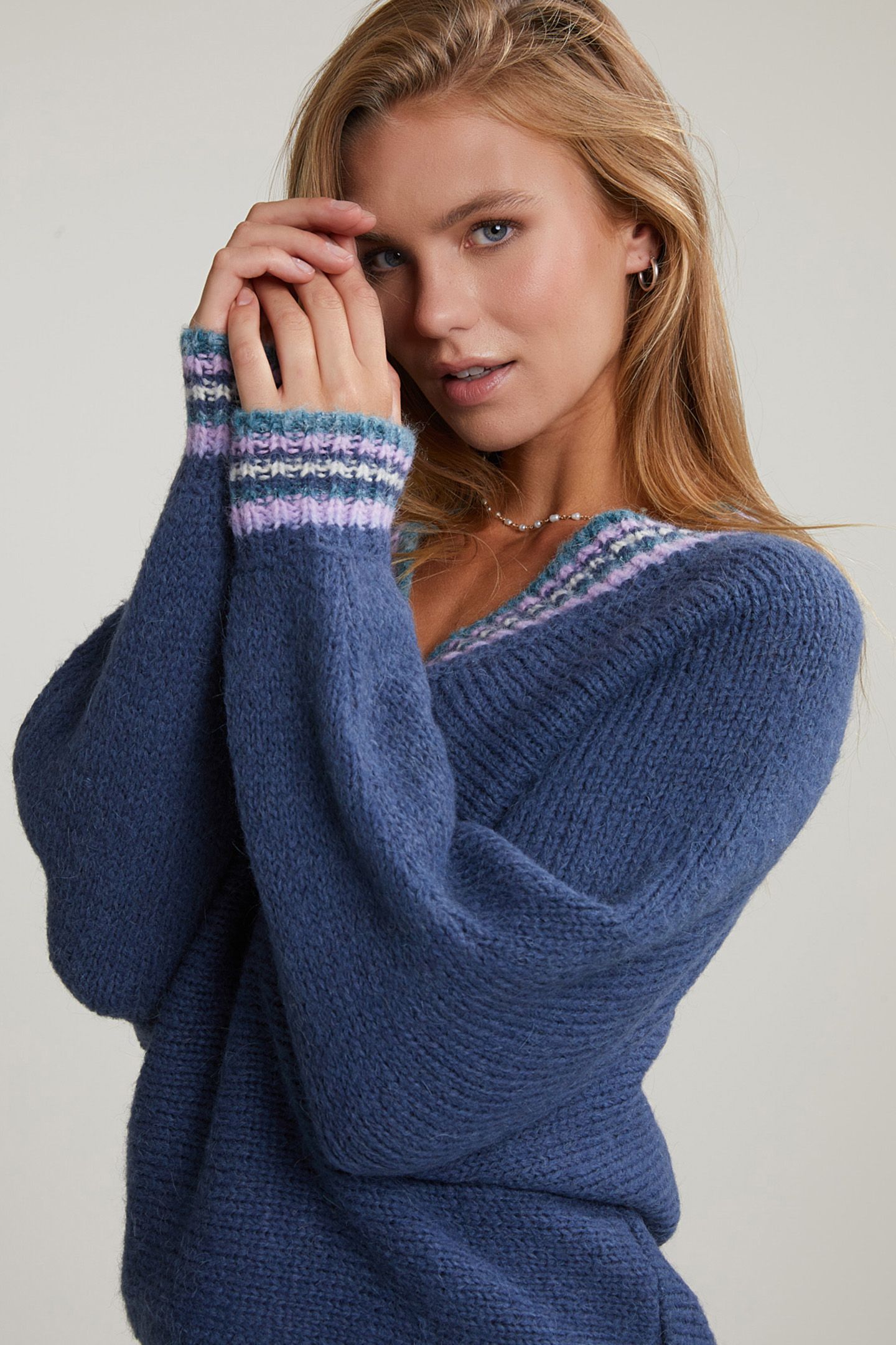 BLUE SWEATER STRIPED V-NECK 4