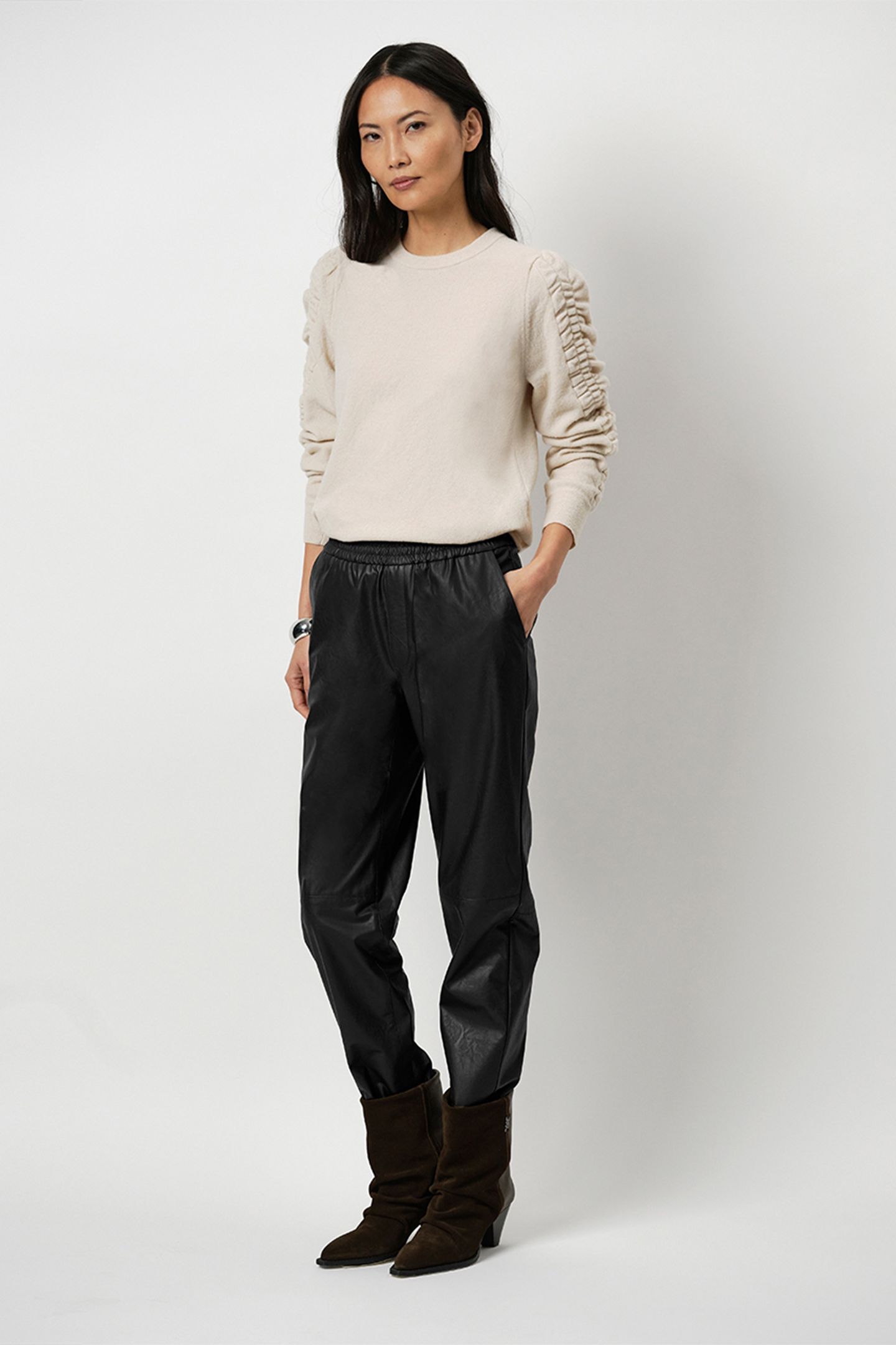 GEZA FAUX LEATHER CHINO RAVEN 1