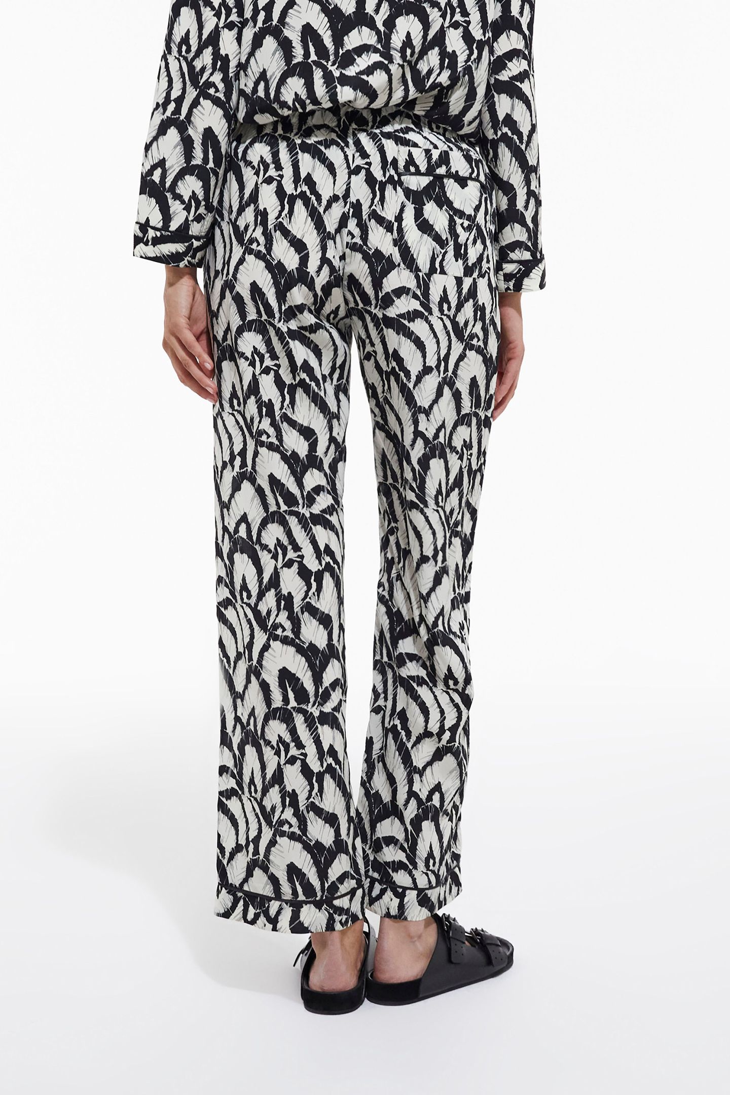 ELASTIC WAIST PANTS WITH BACK POCKET DETAIL 2