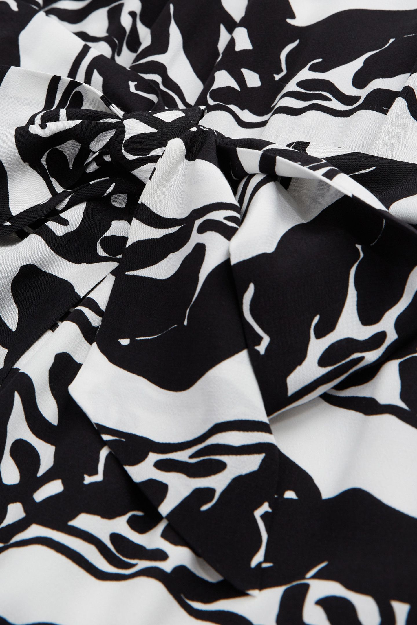 LONG-SLEEVED KNOTTED SHORT DRESS BLACK/WHITE 2