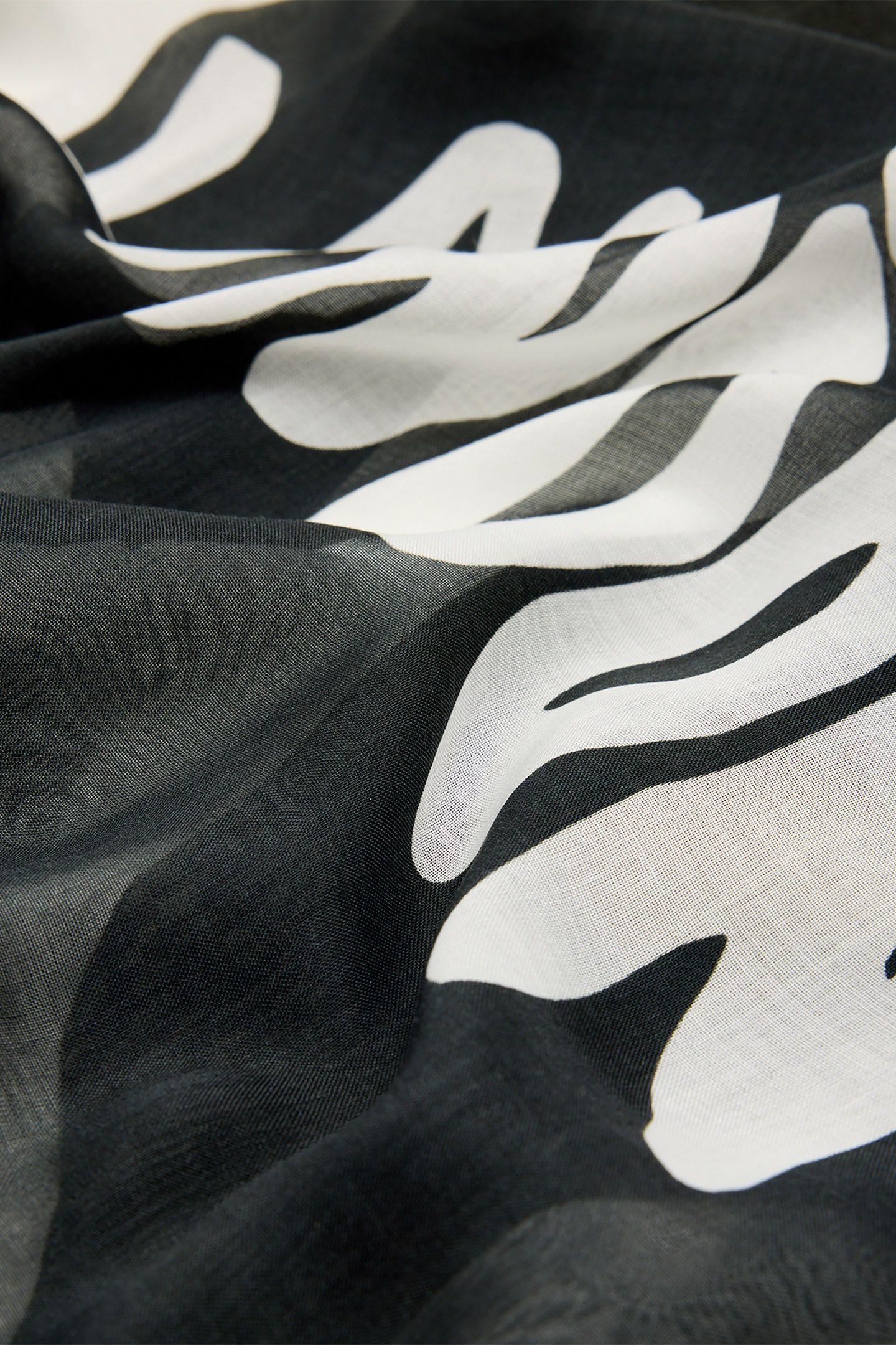 ORLANDO SARONG BLACK/WHITE 5