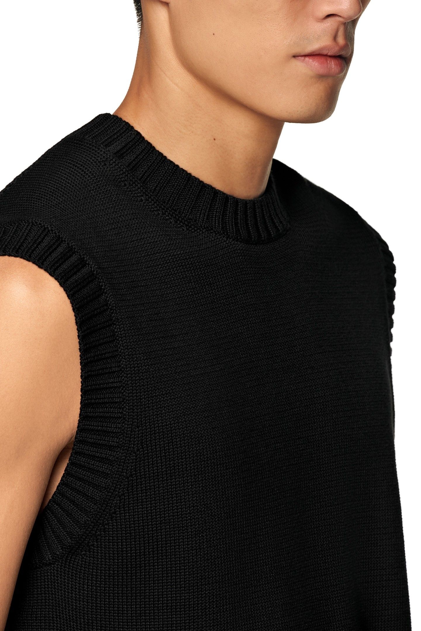 SLEVELESS CREW VEST BLACK 7
