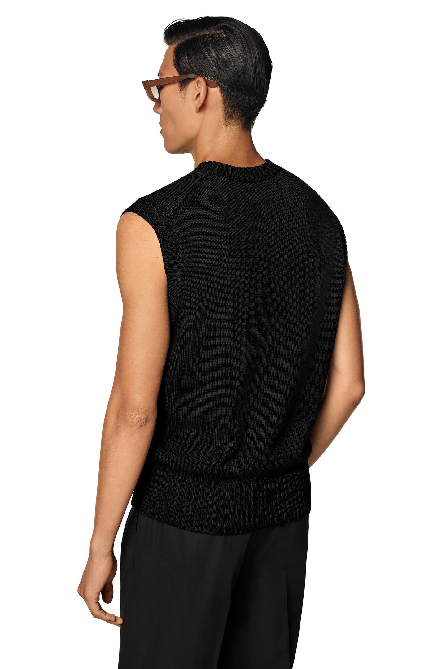 SLEVELESS CREW VEST BLACK 3