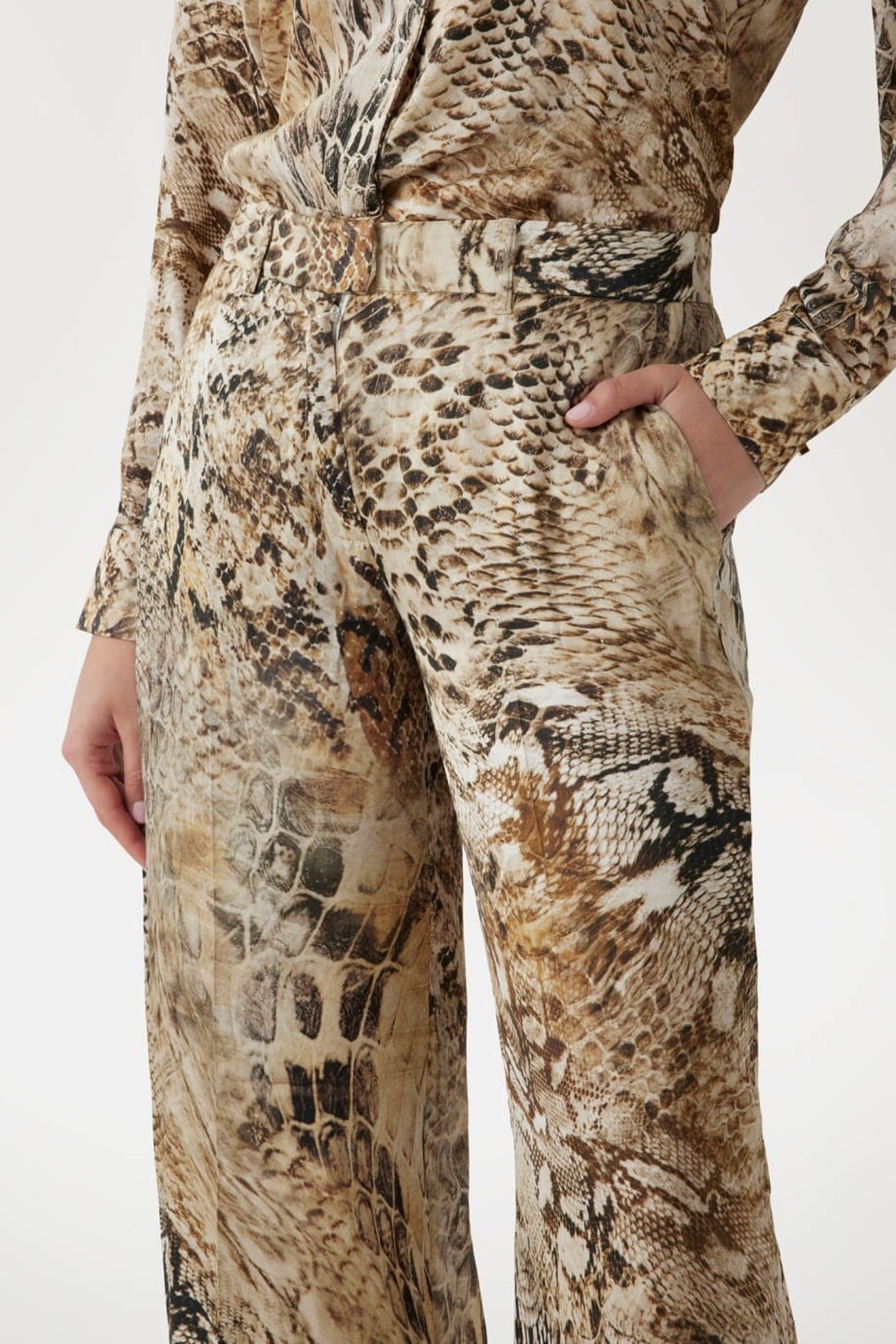 MARCIANO BY GUESS GISELLE STRAIGHT PAN JUMBLE SKIN PRINT 4
