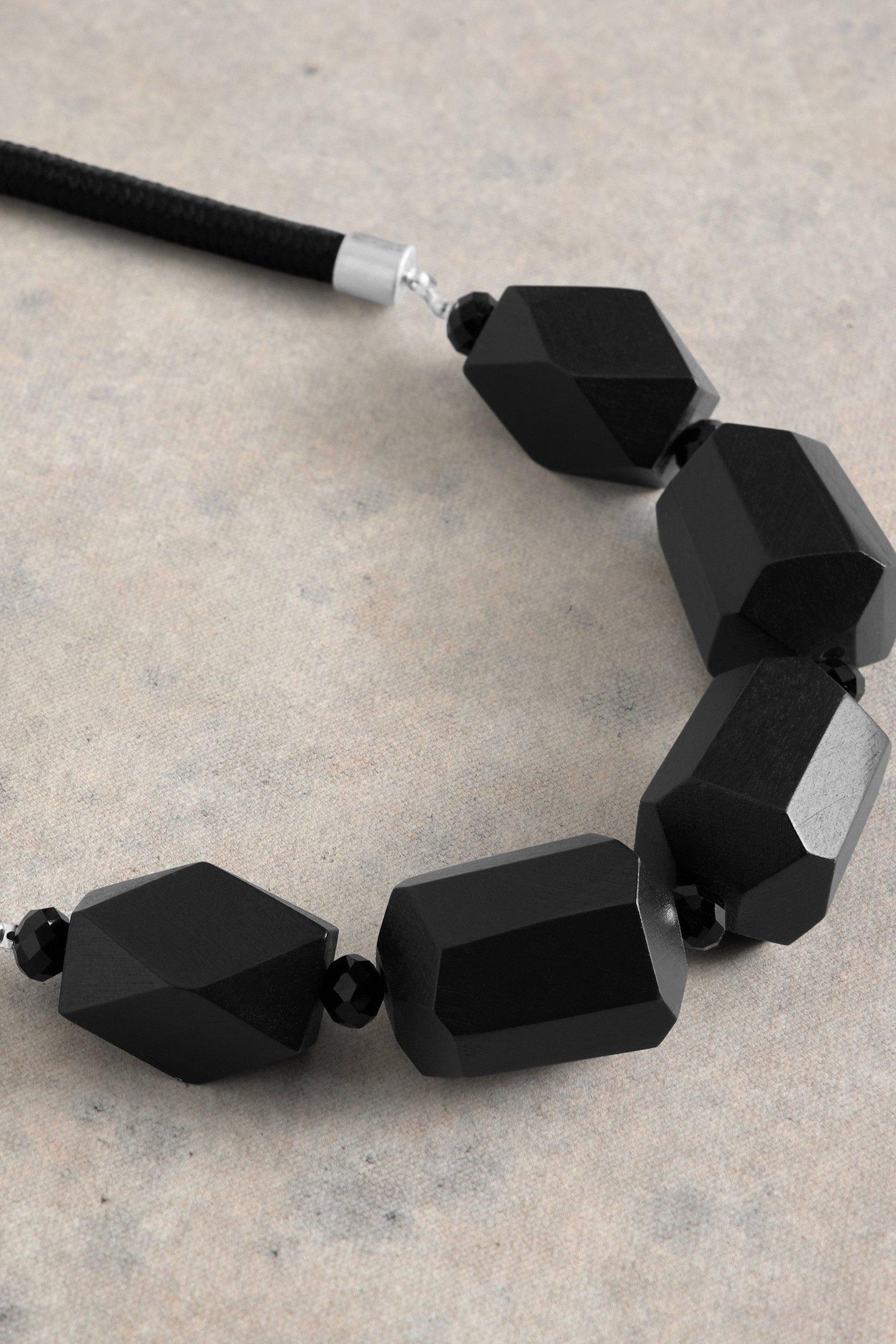 CARNATION BEADED NECKLACE PURE BLACK 2