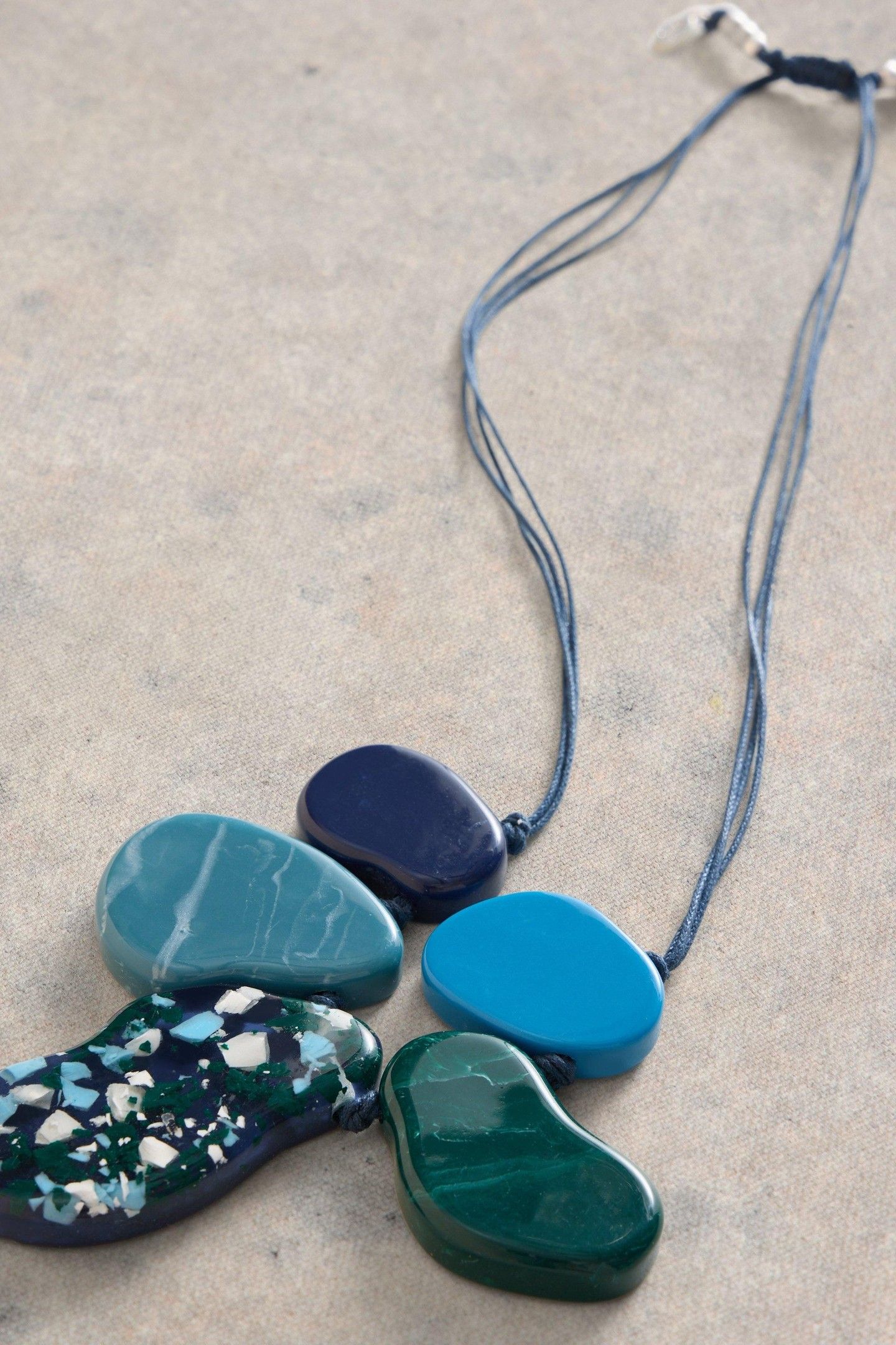 ABSTRACT RESIN NECKLACE BLUE MULTI 1