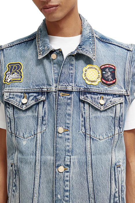 CUT OFF SLEEVELESS DENIM TRUCKER WITH BADGES HEADLINE ACT 6
